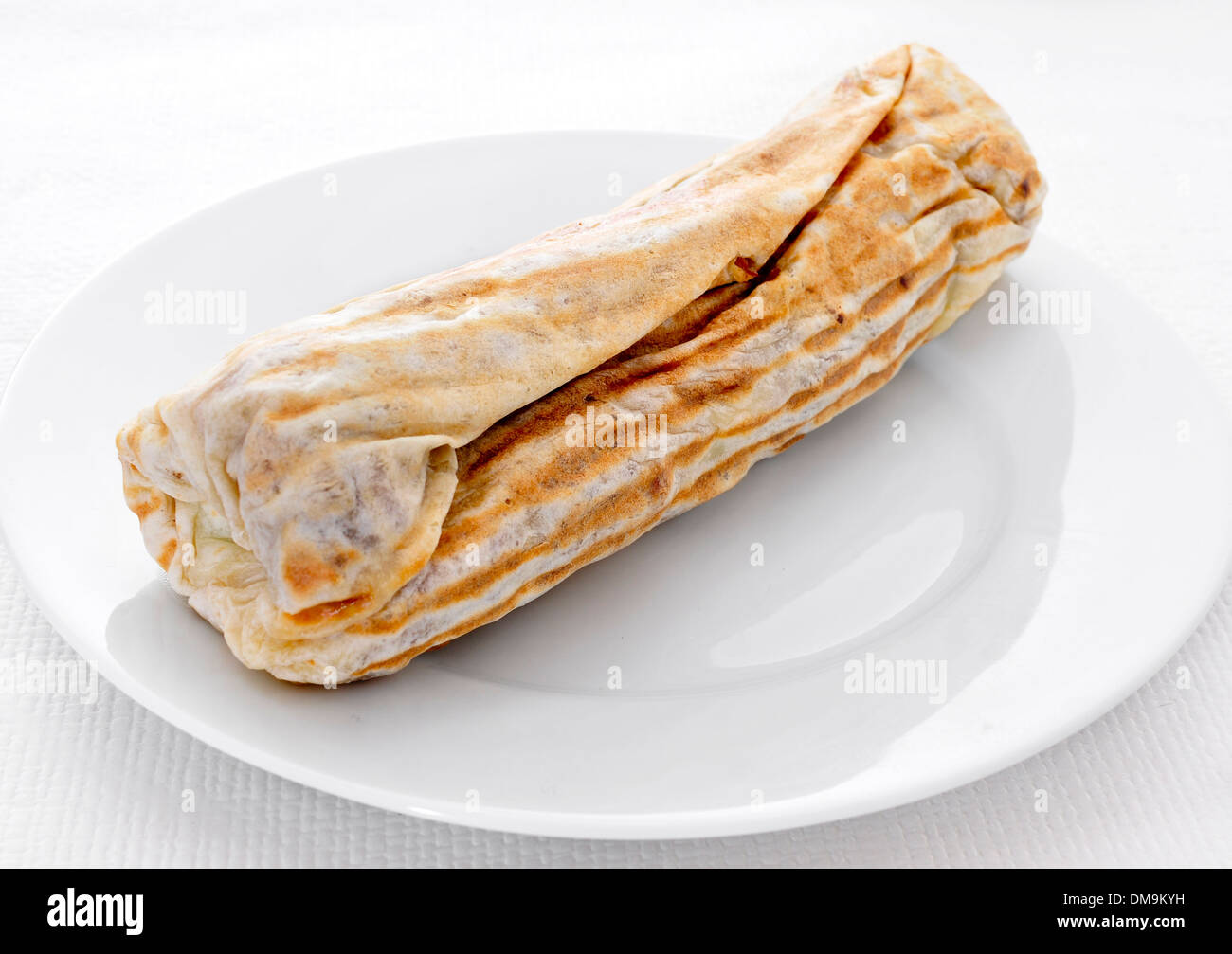 ein Durum Kebab in einer Platte auf einem gedeckten Tisch Stockfoto