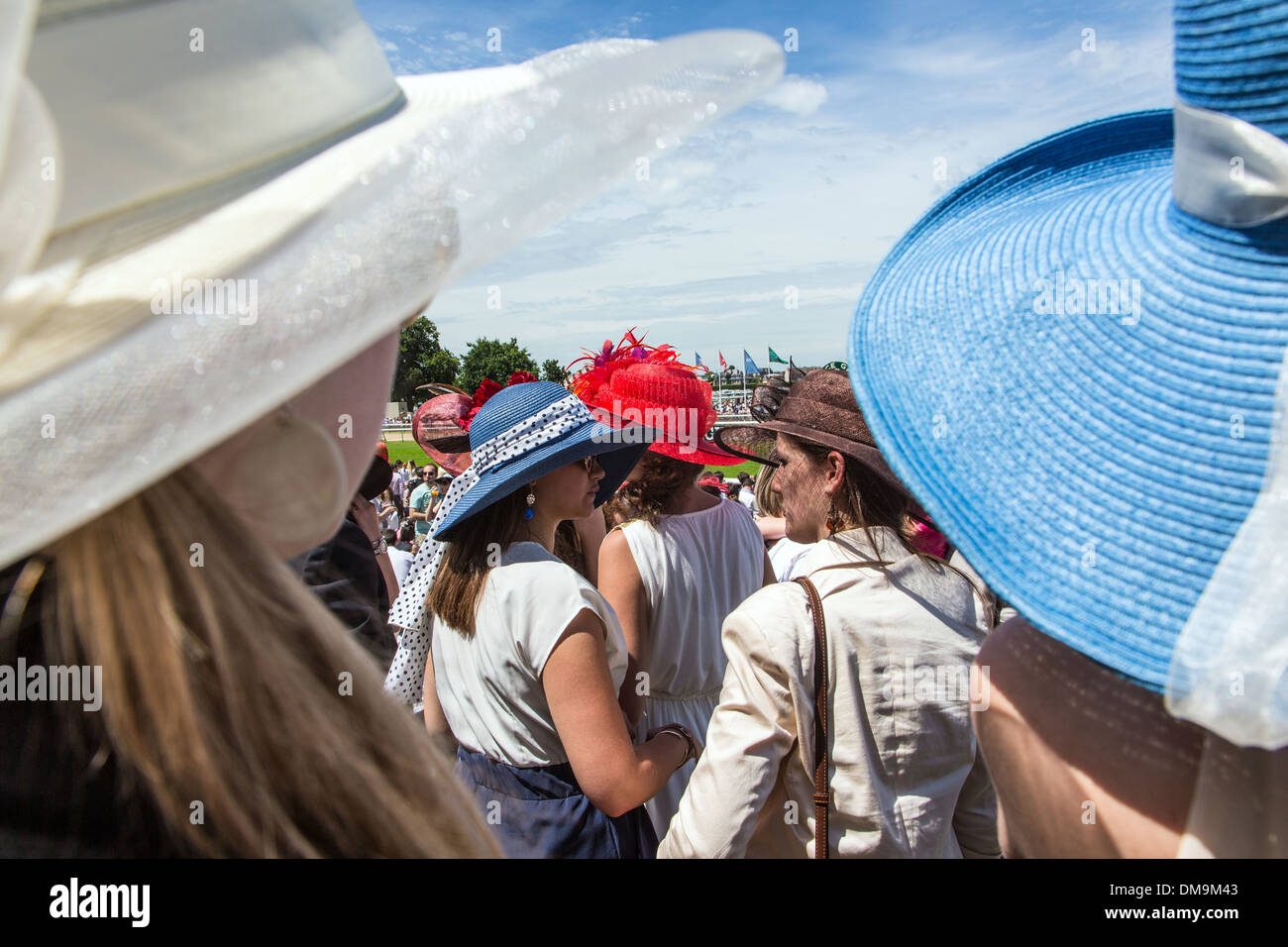 ELEGANTE FRAUEN IN HÜTE AUF DER 2013 PRIX DE DIANE LONGINES, CHANTILLY RACECOURSE, OISE (60), FRANKREICH Stockfoto