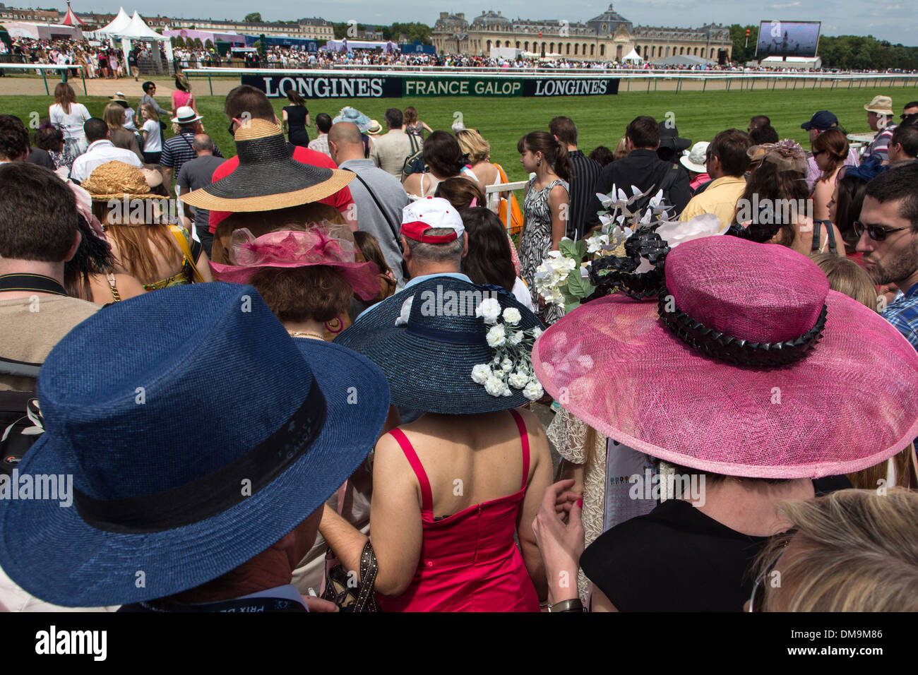 ELEGANTE FRAUEN IN HÜTE AUF DER 2013 PRIX DE DIANE LONGINES, CHANTILLY RACECOURSE, OISE (60), FRANKREICH Stockfoto