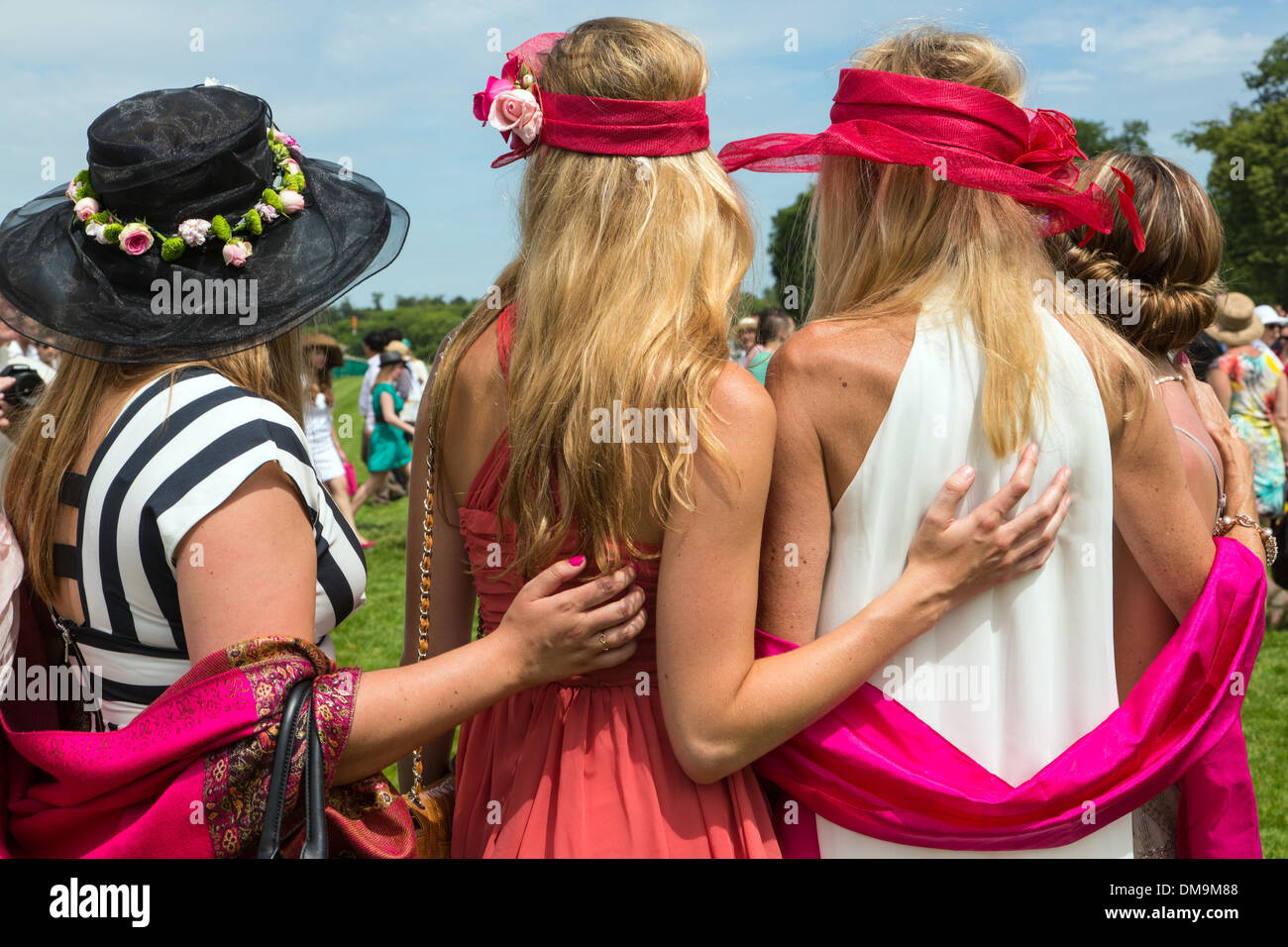 ELEGANTE FRAUEN IN HÜTE AUF DER 2013 PRIX DE DIANE LONGINES, CHANTILLY RACECOURSE, OISE (60), FRANKREICH Stockfoto