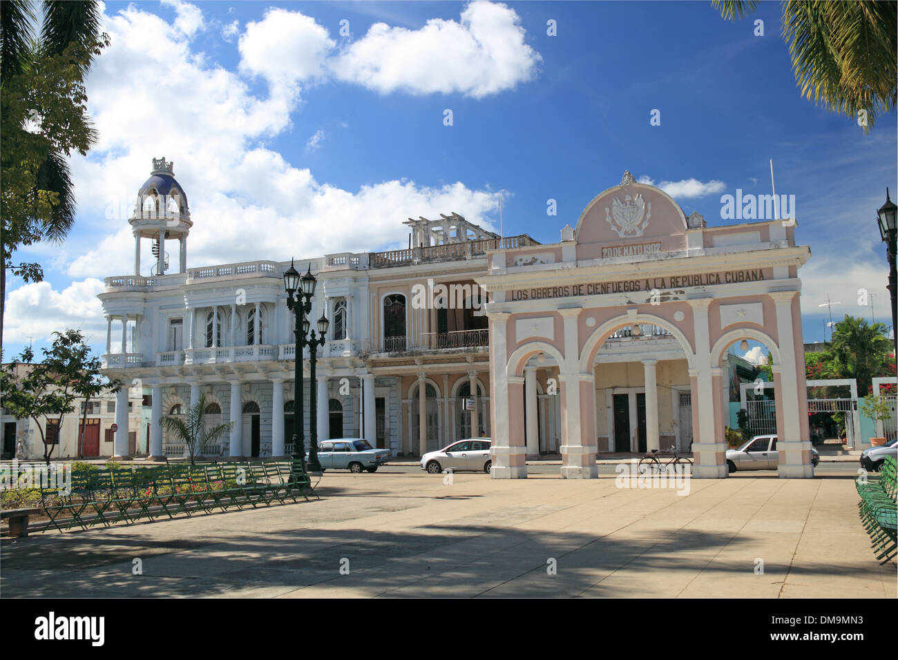 Palacio Ferrer und Arco de Triunfo, Parque José Martí, Cienfuegos, Cienfuegos Provinz, Kuba, Karibik, Mittelamerika Stockfoto