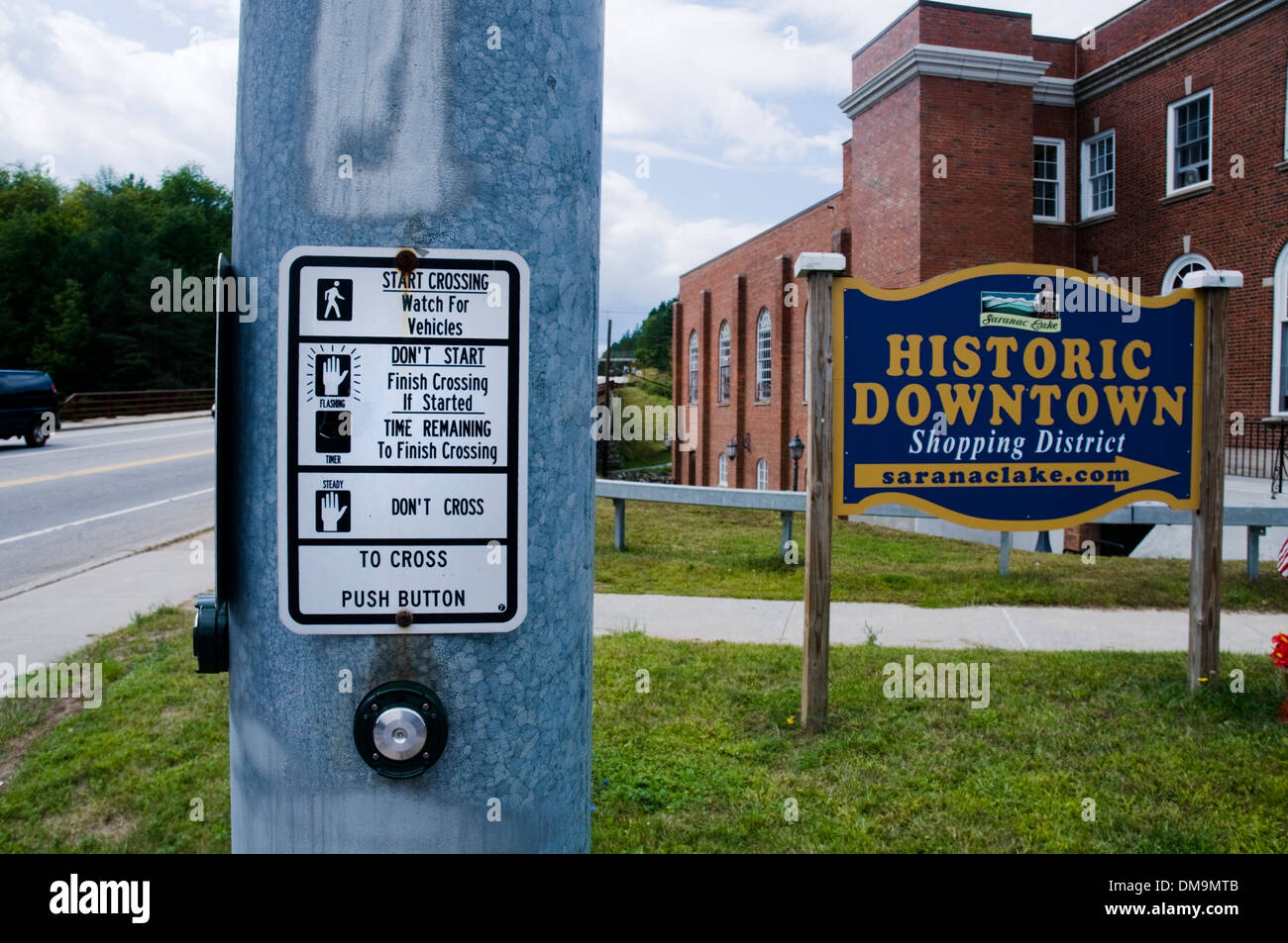 Ein Fußgängerüberweg Zeichen in Saranac Lake, Upper New York State Stockfoto