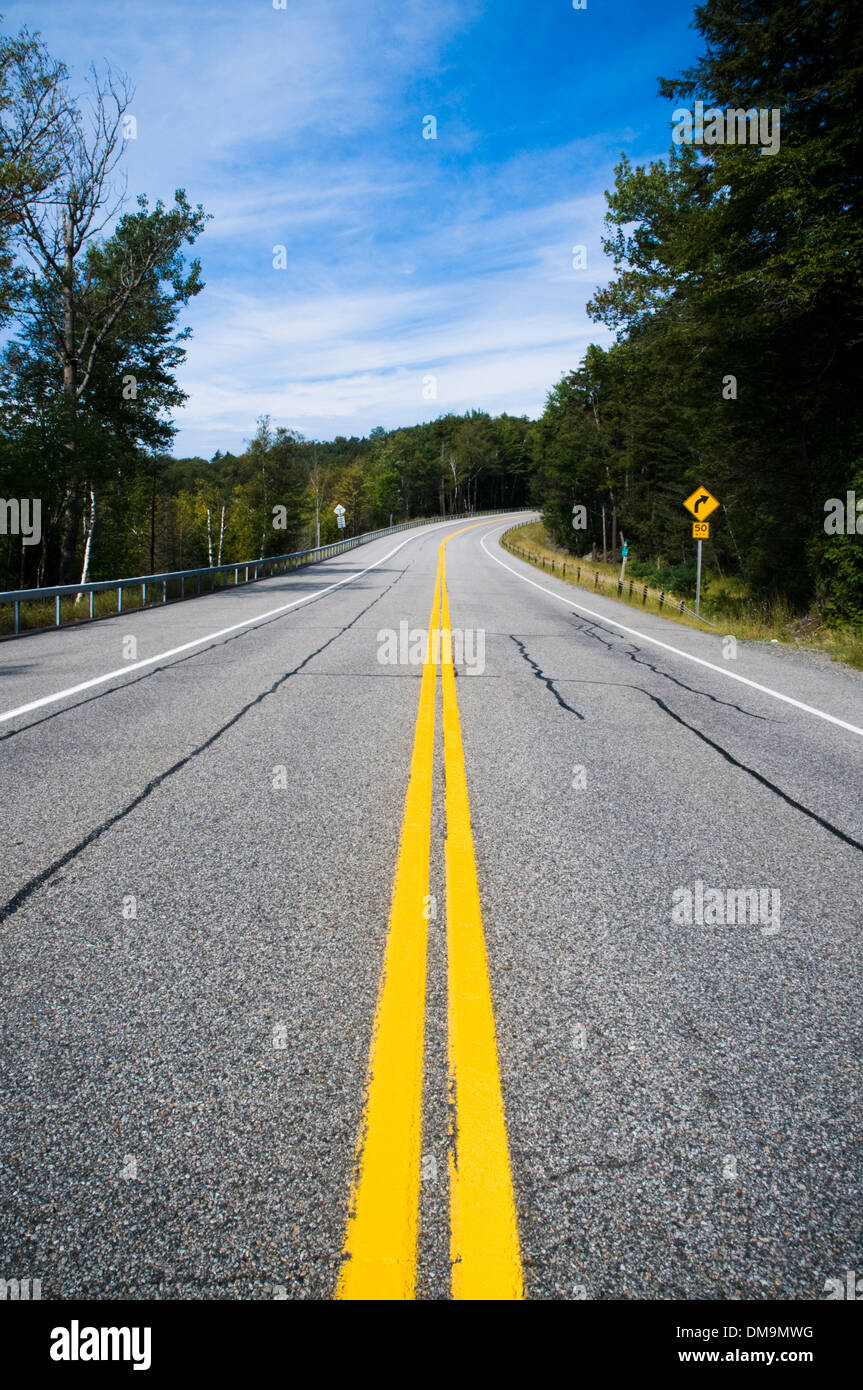 Eine leere Straße in den Adirondacks, Upper New York State Stockfoto