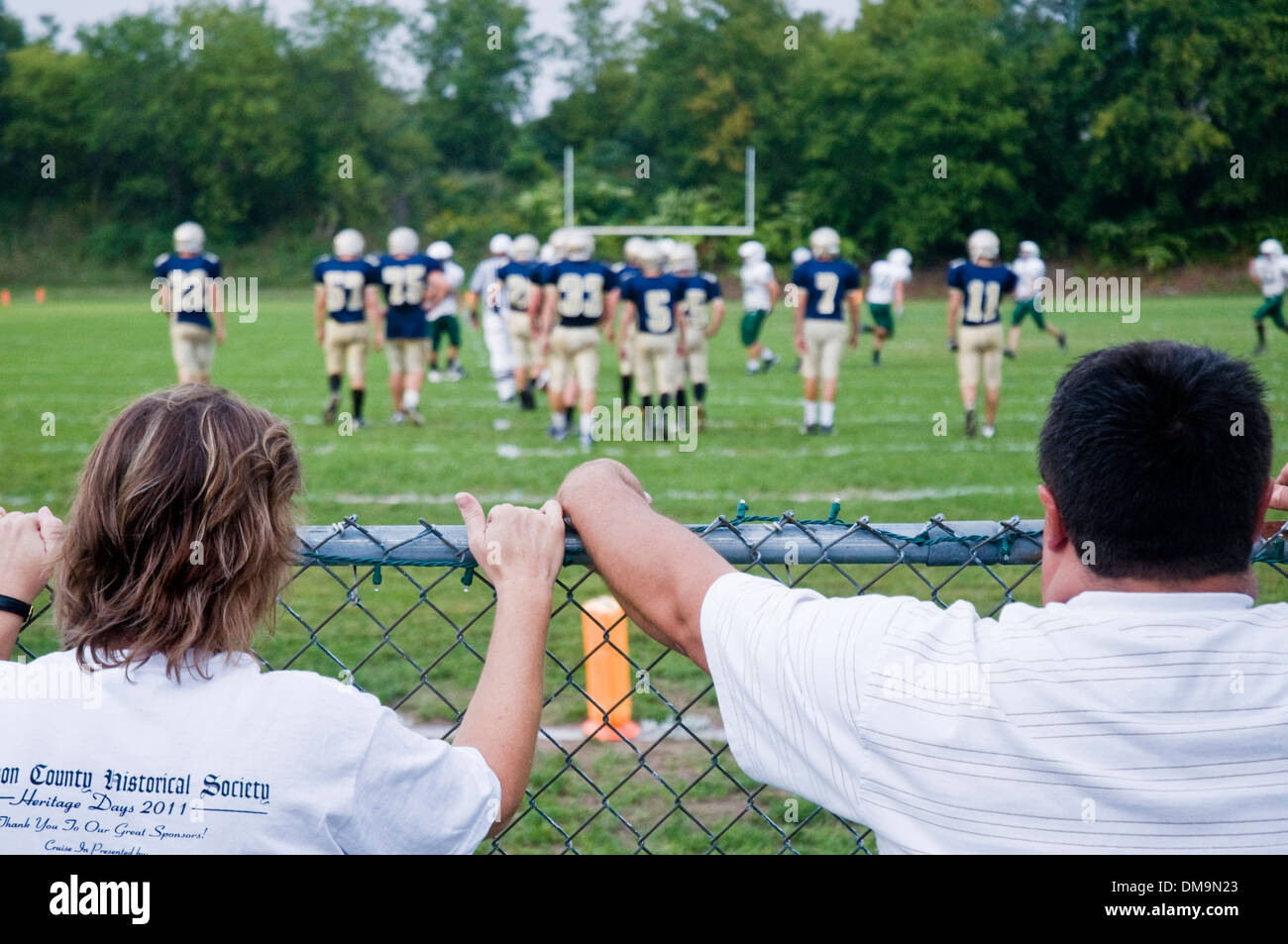 Zwei Zuschauer beobachten Amateur American Football in Clayton, Alexandria Bay, Upper New York State Stockfoto