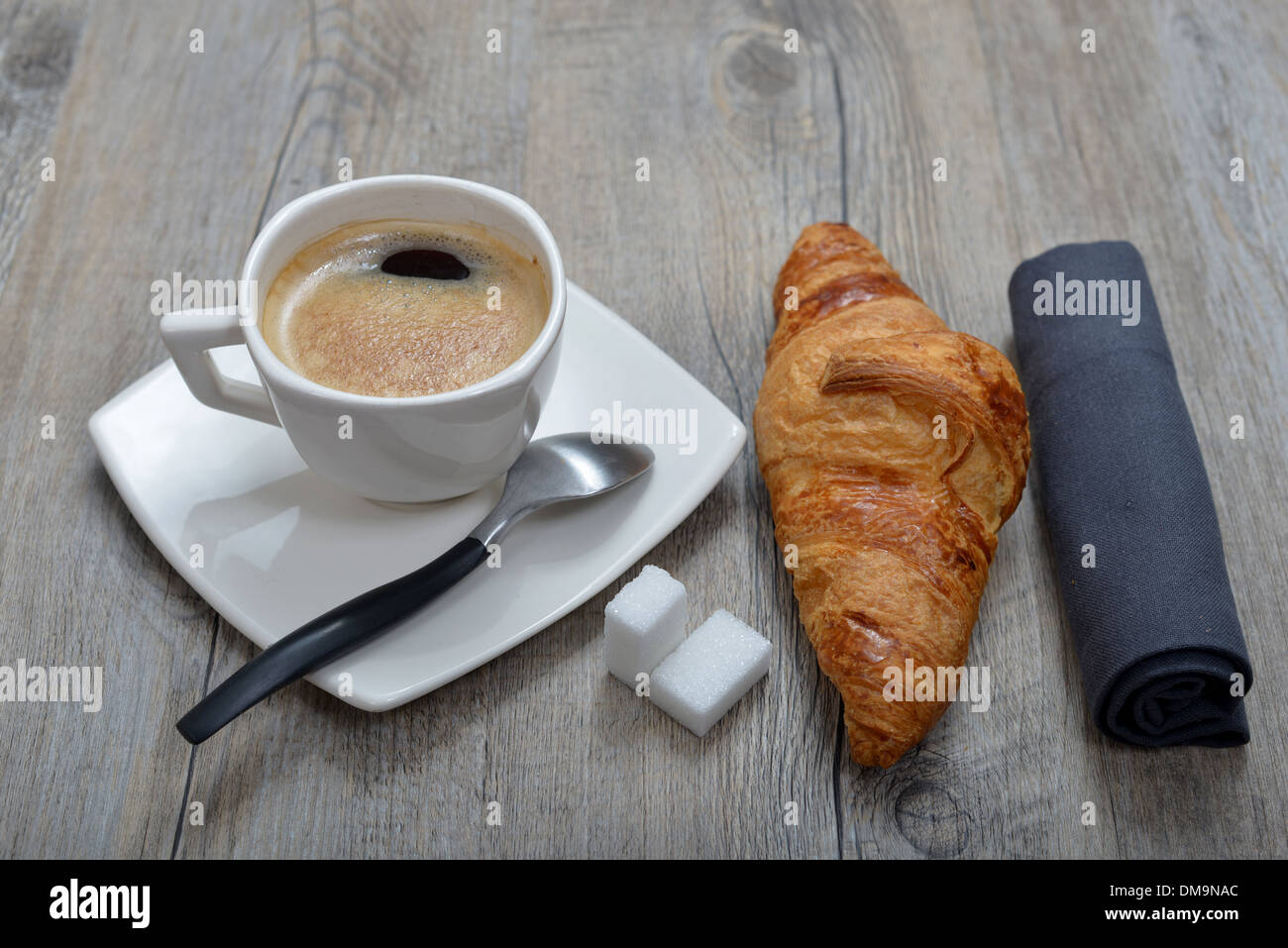 Tasse Kaffee mit zwei Stück Zucker und pastrie Stockfoto