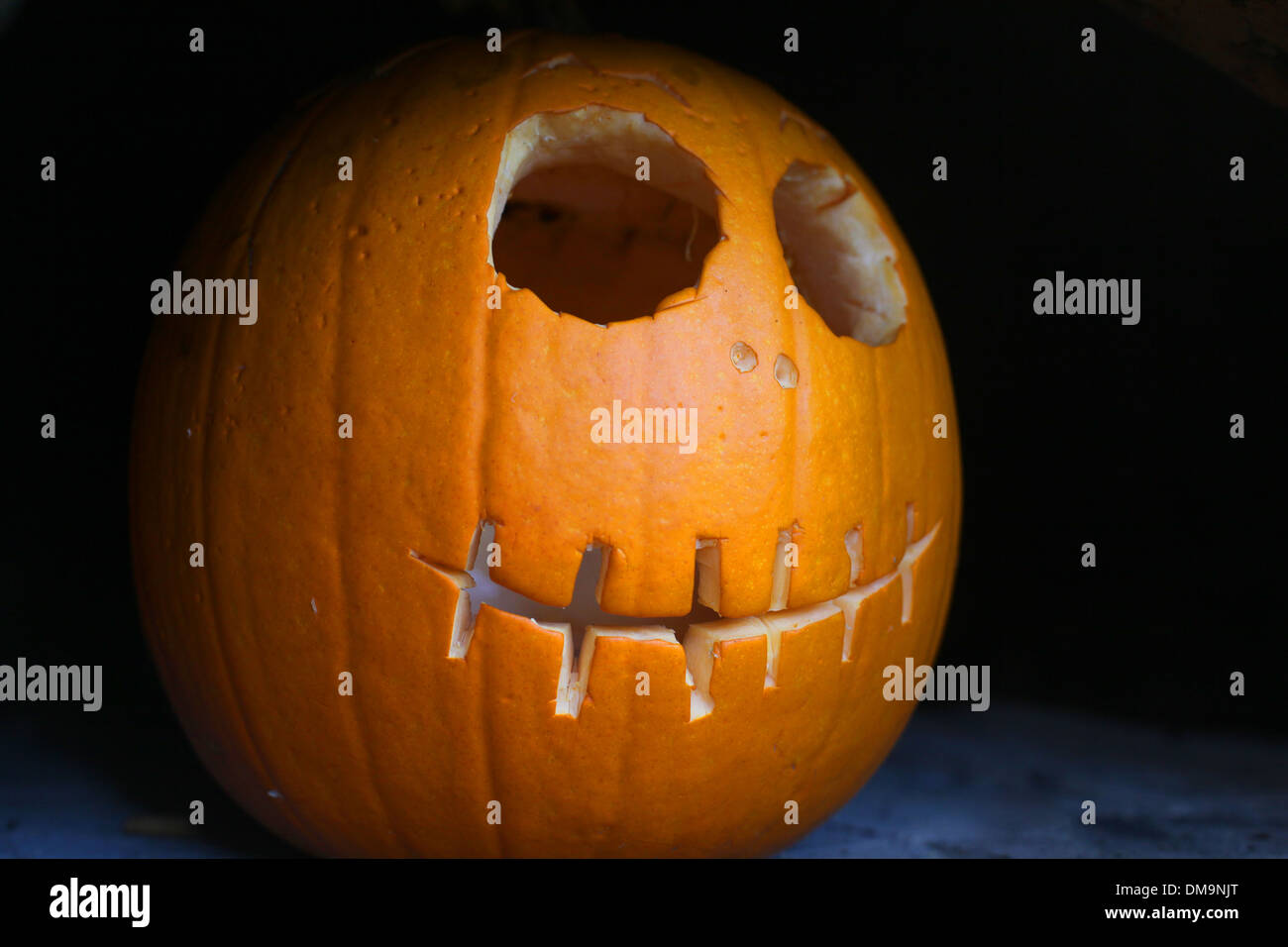 Halloween-Kürbis auf hinteren Hintergrund mit ausgeschnittenen Gesicht. Stockfoto