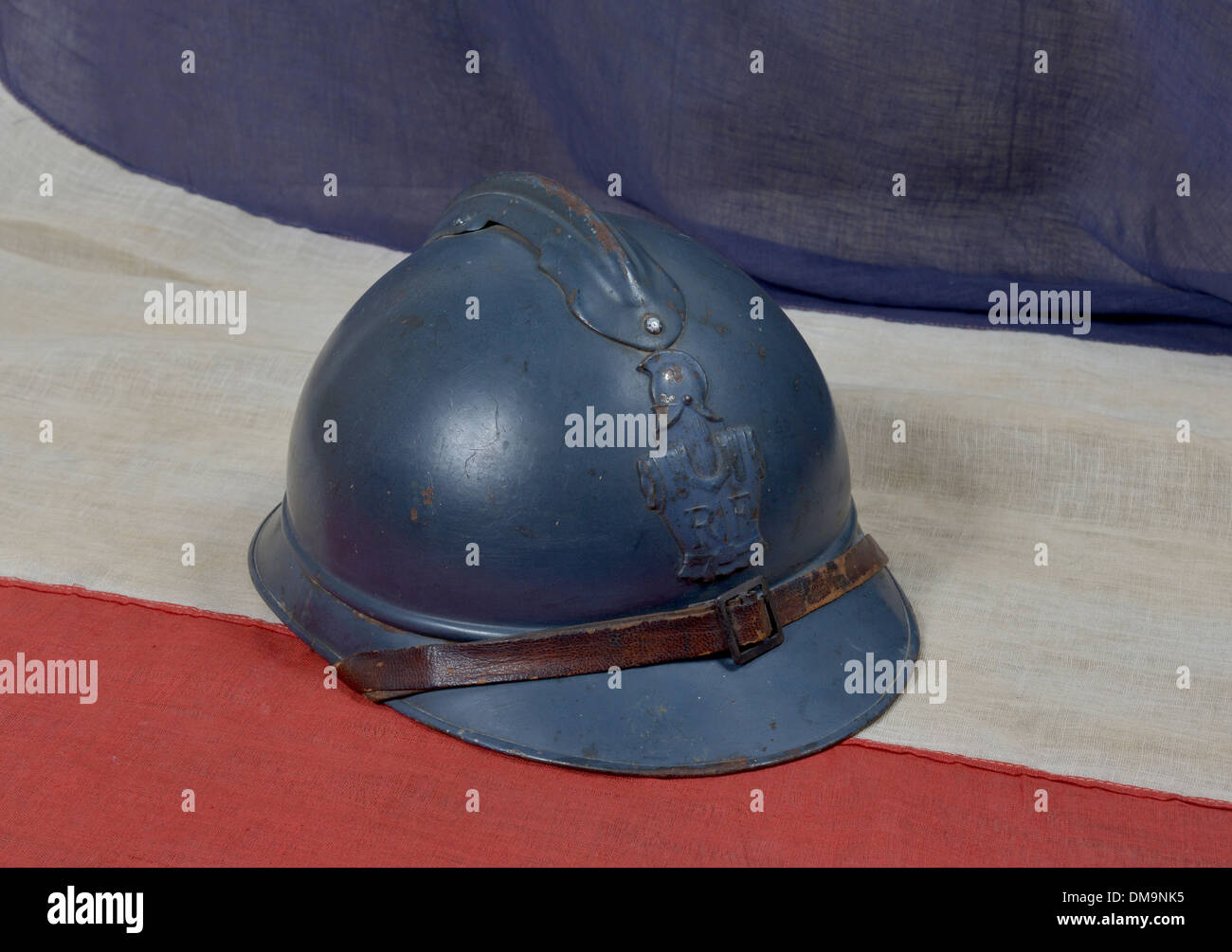 Adrian ww1 Helm auf die antike französische Flagge Französisch Stockfoto