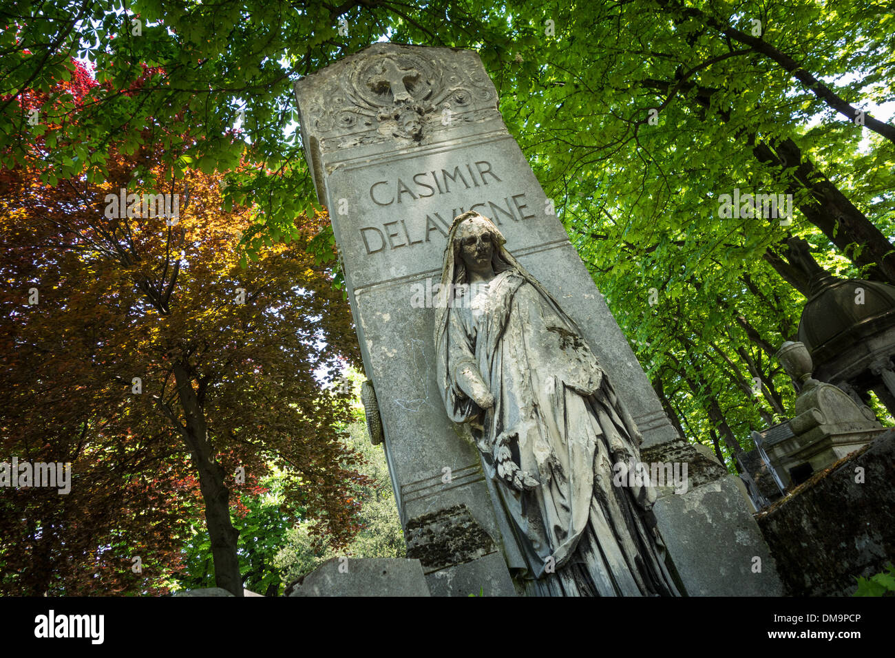 GRAB VON AUTOR CASIMIR DELAVIGNE VERZIERT MIT EINER ALLEGORISCHEN STATUE VON POESIE, FRIEDHOF PÈRE-LACHAISE, PARIS 20. ARRONDISSEMENT, FRANKREICH Stockfoto