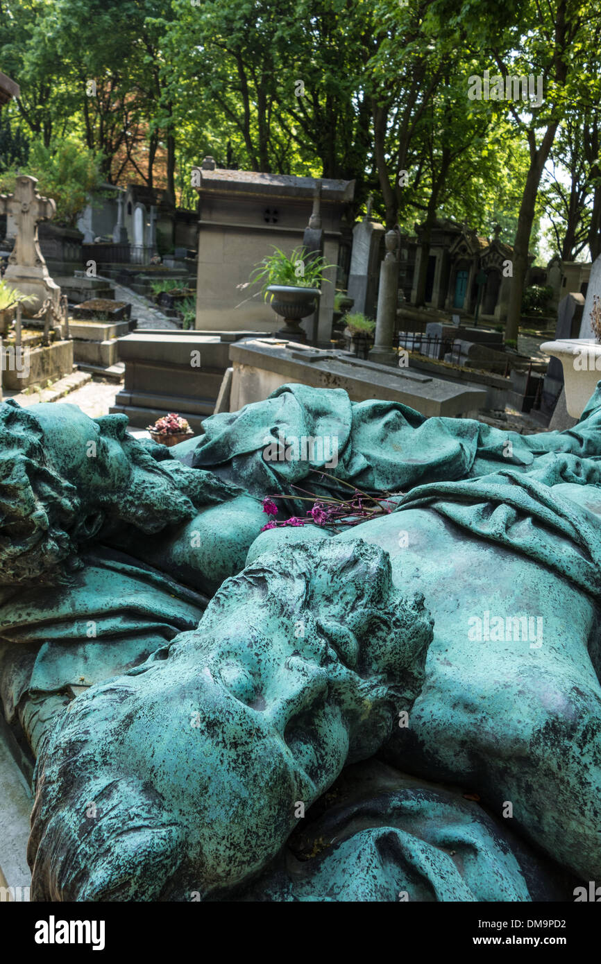 ETABLIERTEN BRONZESTATUE VON J. CROCE-SPINELLI UND THEODORE SIVEL ZENITH, FRIEDHOF PÈRE-LACHAISE, PARIS AM 15. APRIL 1875 IN 8600 M HÖHE IN DER SPRECHBLASE DES GESTORBENEN 20. ARRONDISSEMENT, FRANKREICH Stockfoto