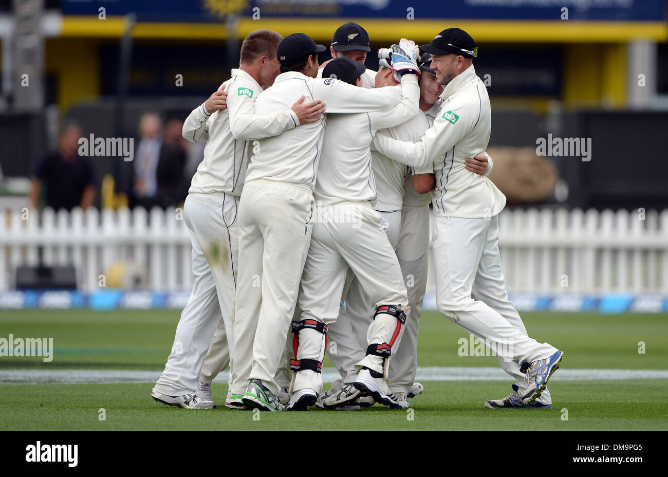 Wellington, Neuseeland. 13. Dezember 2013. Trent Boult feiert mit der Mannschaft nach der Einnahme eines spektakuläreren Fangs Denesh Ramdin am Tag3 der 2. Cricket Testspiel der Baureihe ANZ testen zu entlassen. New Zealand schwarzen Kappen V Westindische Inseln an der Becken-Reserve in Wellington. Bildnachweis: Aktion Plus Sport/Alamy Live-Nachrichten Stockfoto