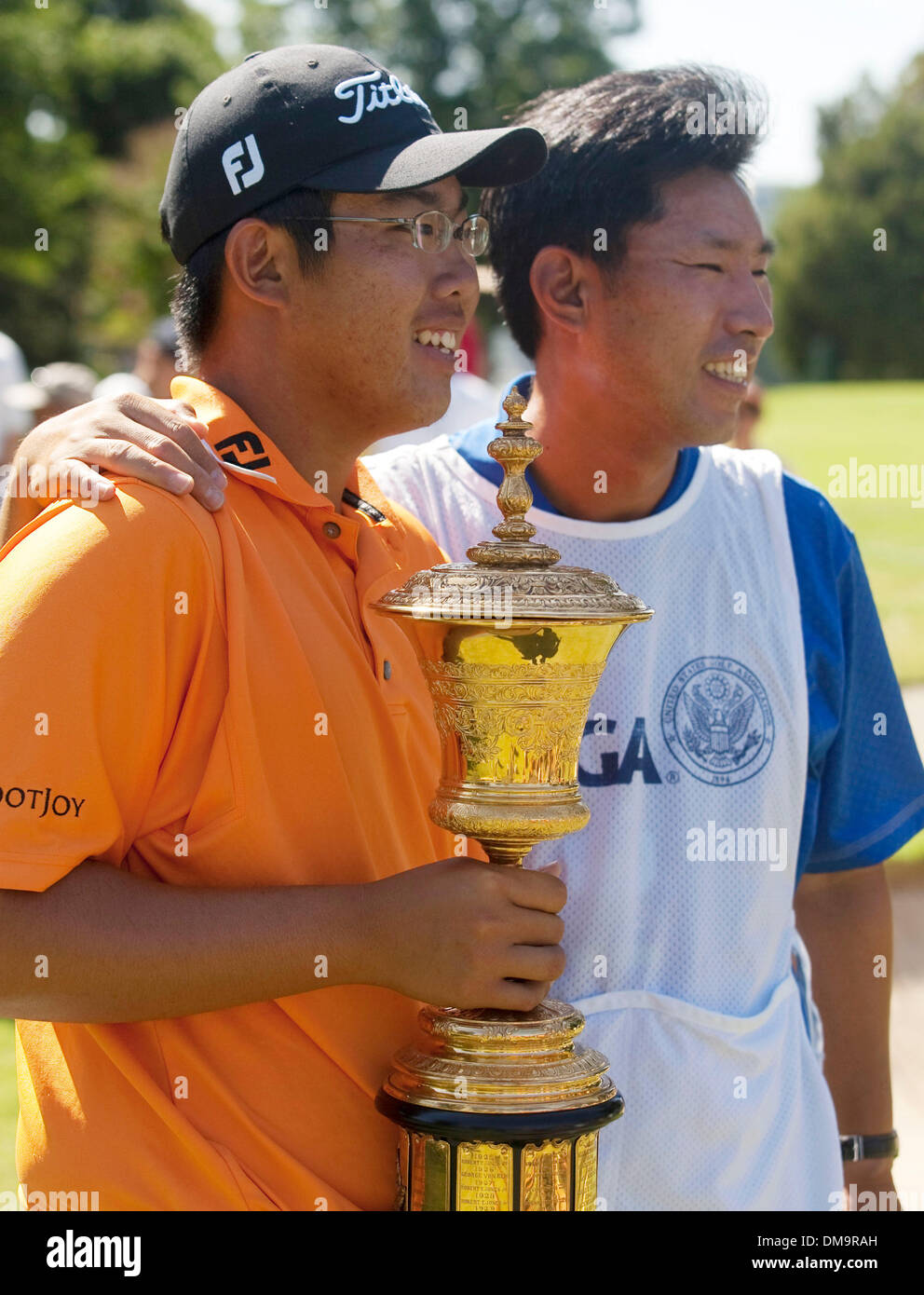 30. August 2009 - Tulsa, Oklahoma, USA - BYEONG-HUN AN hält die Havemeyer Trophy und feiert seinen Sieg mit seinem Vater und Caddy JAE HYUNG AN am südlichen Hügel-Countryklub in Tulsa, Oklahoma Eine 7 und 5 Sieg über Ben Martin gewinnt die US Amateur Championship 2009 Sonntag am südlichen Hügeln. Mit nur 17 Jahren einen ist der jüngste Spieler aller Zeiten, die Meisterschaft zu gewinnen. (C Stockfoto