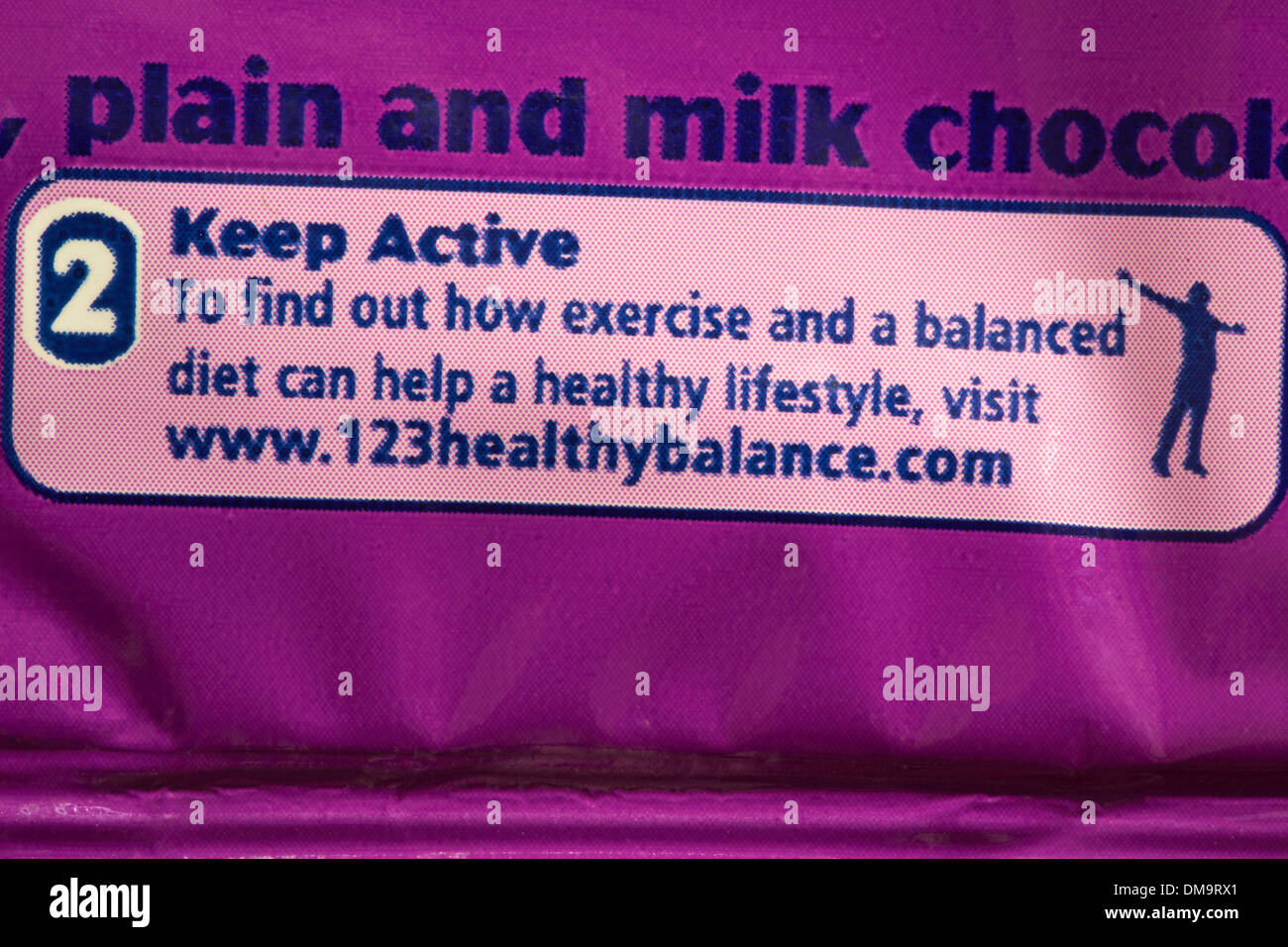 Bleiben Sie aktiv, um herauszufinden, wie Bewegung und eine ausgewogene Ernährung können helfen einen gesunden Lebensstil Informationen auf Packung Pralinen besuchen Stockfoto