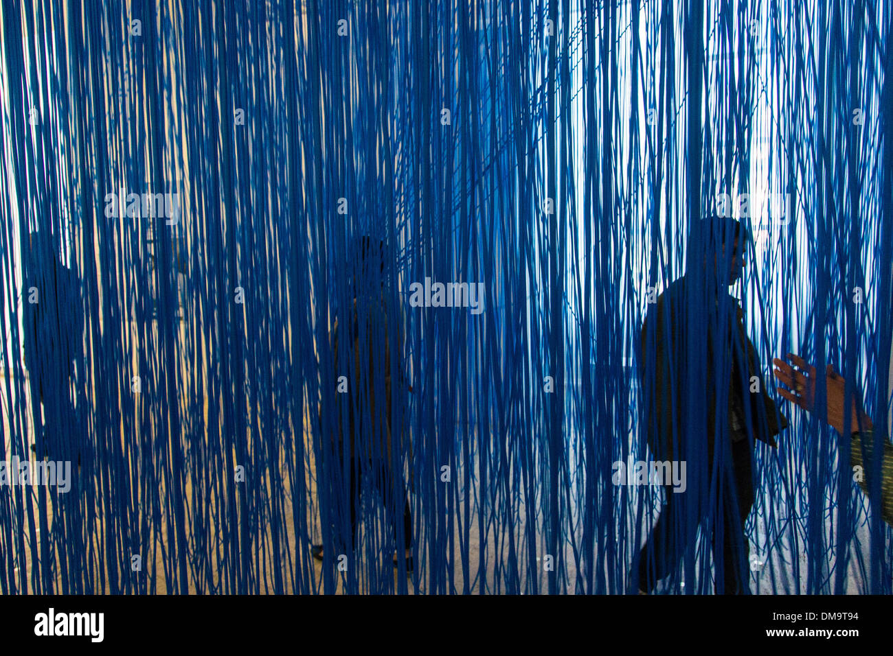 DYNAMO-AUSSTELLUNG, PASSANTEN VOR EINEM WALD DER BLAUE DRAHT, GRAND PALAIS, PARIS, FRANKREICH Stockfoto