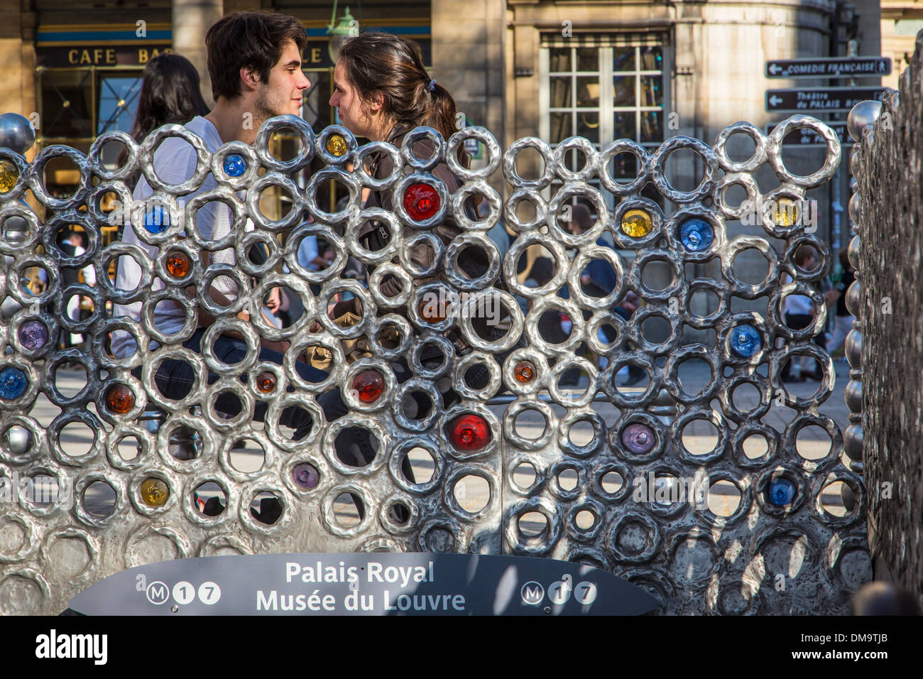 LIEBHABER AM AUSGANG DES PALAIS ROYAL-MUSÉE DU LOUVRE METRO-STATION, SKULPTUR VON JEAN-MICHEL OTHONIEL, PLACE COLETTE, PARIS, FRANKREICH Stockfoto