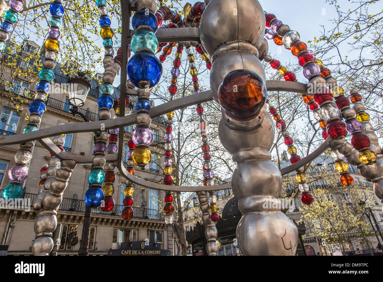 LIEBHABER AM AUSGANG DES PALAIS ROYAL-MUSÉE DU LOUVRE METRO-STATION, SKULPTUR VON JEAN-MICHEL OTHONIEL, PLACE COLETTE, PARIS, FRANKREICH Stockfoto