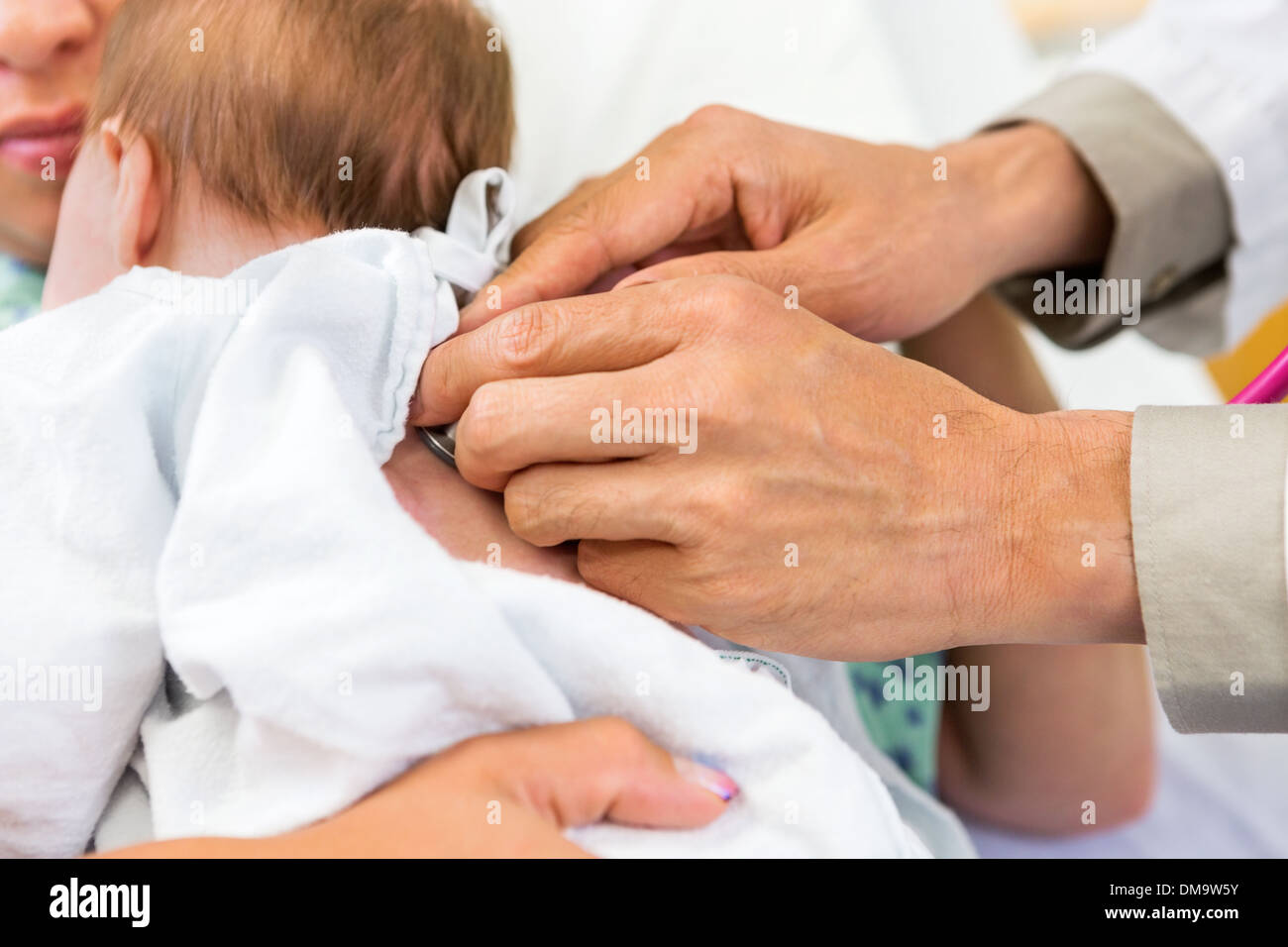 Des Arztes Hände Prüfung Neugeborenen Babygirl mit Stethoskop Stockfoto