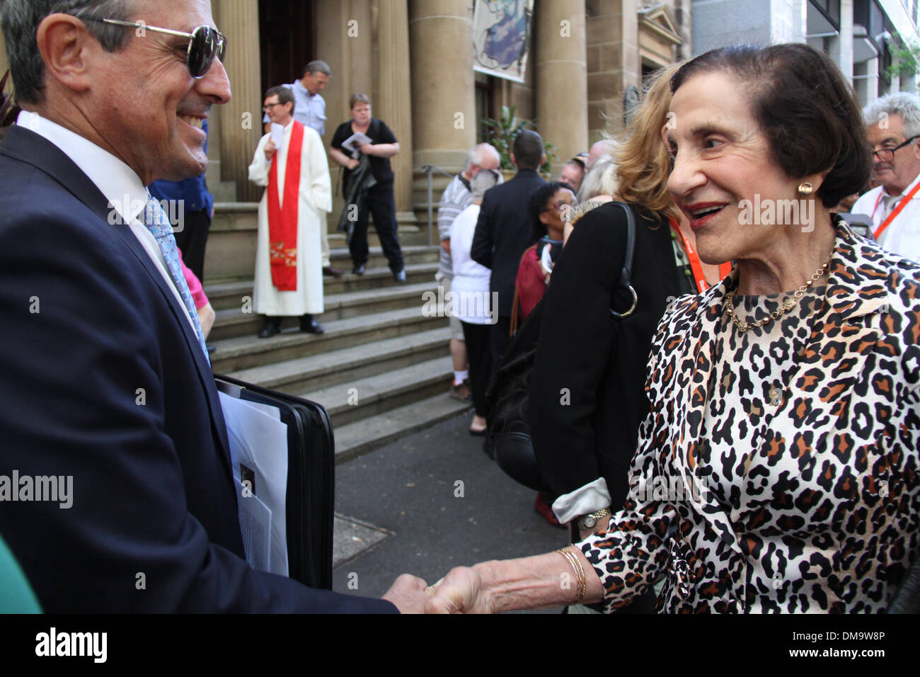 Sydney, NSW, Australien. 13. Dezember 2013. Ein Gedenkgottesdienst für Nelson Mandela wurde Pitt Street Uniting Church in Sydney gehalten und Würdenträger teilnahmen. NSW jüdischen Kammer der Abgeordneten Chief Executive Officer Vic Alhadeff schüttelt Hände mit dem Gouverneur von New South Wales Her Exzellenz Professor Marie Bashir AC CVO nach der Trauerfeier für Nelson Mandela. Copyright Credit: 2013 Richard Milnes/Alamy Live-Nachrichten Stockfoto