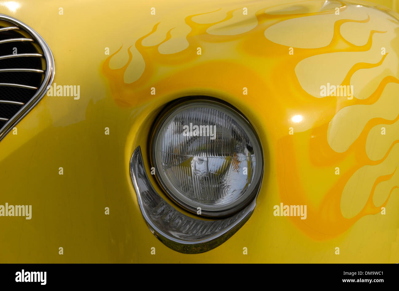 Closeup auf Scheinwerfer eine gelbe Oldtimer Stockfoto