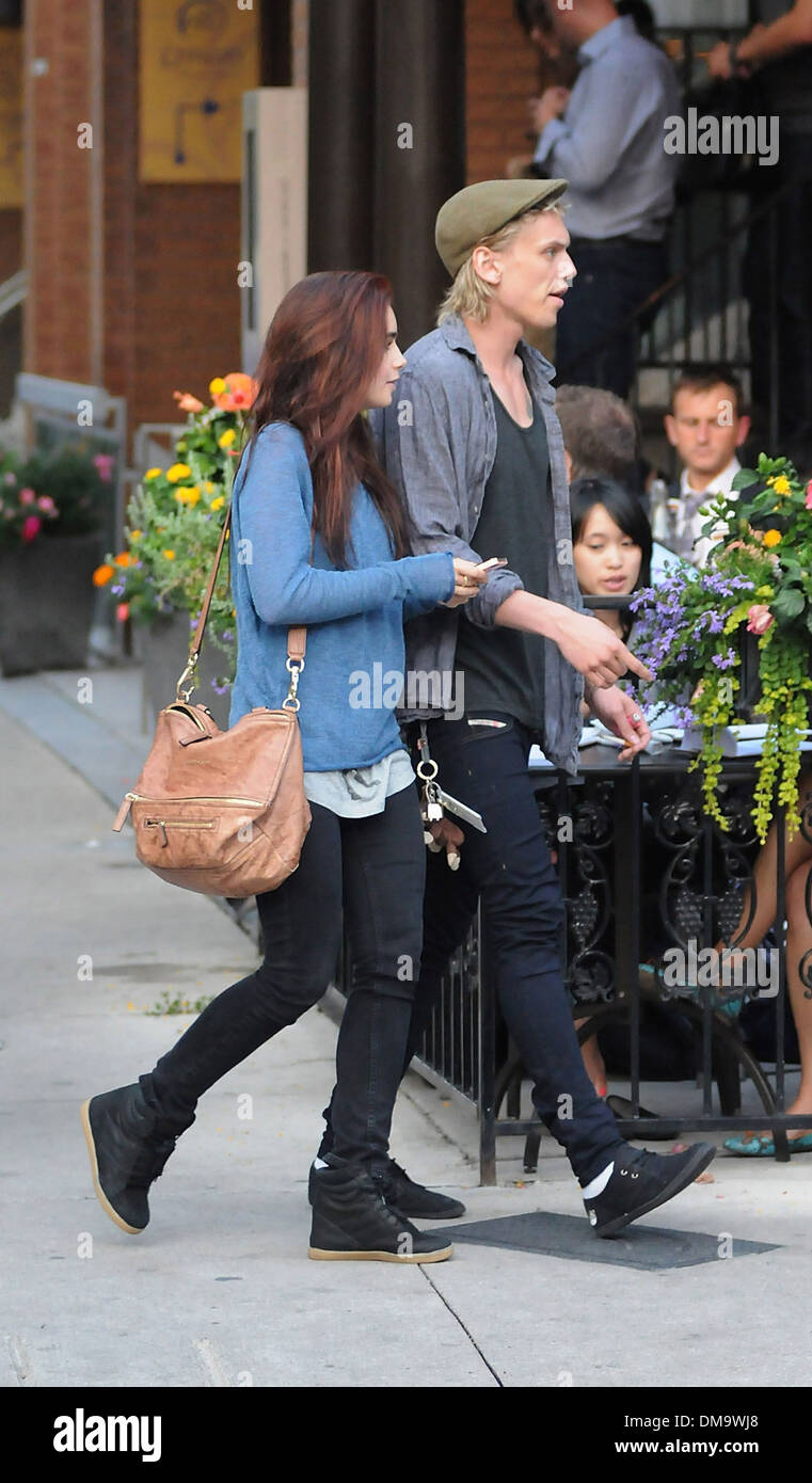 Lily Collins und Jamie Campbell Bower unterwegs in Toronto, Toronto, Kanada - 14.08.12 Stockfoto