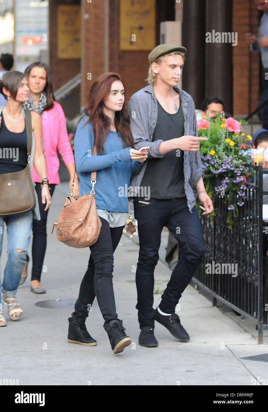 Lily Collins und Jamie Campbell Bower unterwegs in Toronto, Toronto, Kanada - 14.08.12 Stockfoto