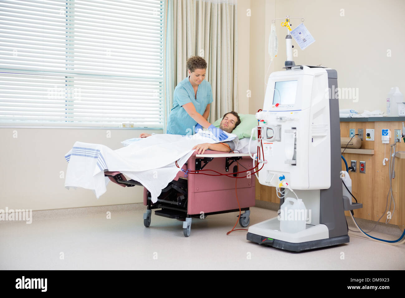 Krankenschwester Verkleidung Patienten Dialyse mit Decke Stockfoto