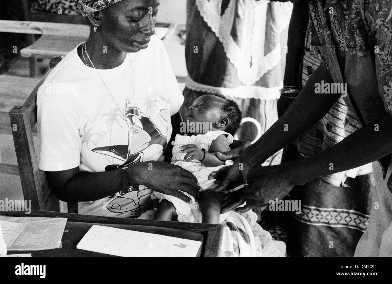 1. März 1993 - Kenema, Sierra Leone - bekommt ein Baby von örtlichen UNICEF-Arzt im Dorf in der Nähe von Kenema, Sierra Leone geimpft. (Bild Kredit: Theodore Liasi/ZUMAPRESS.com ©) Stockfoto
