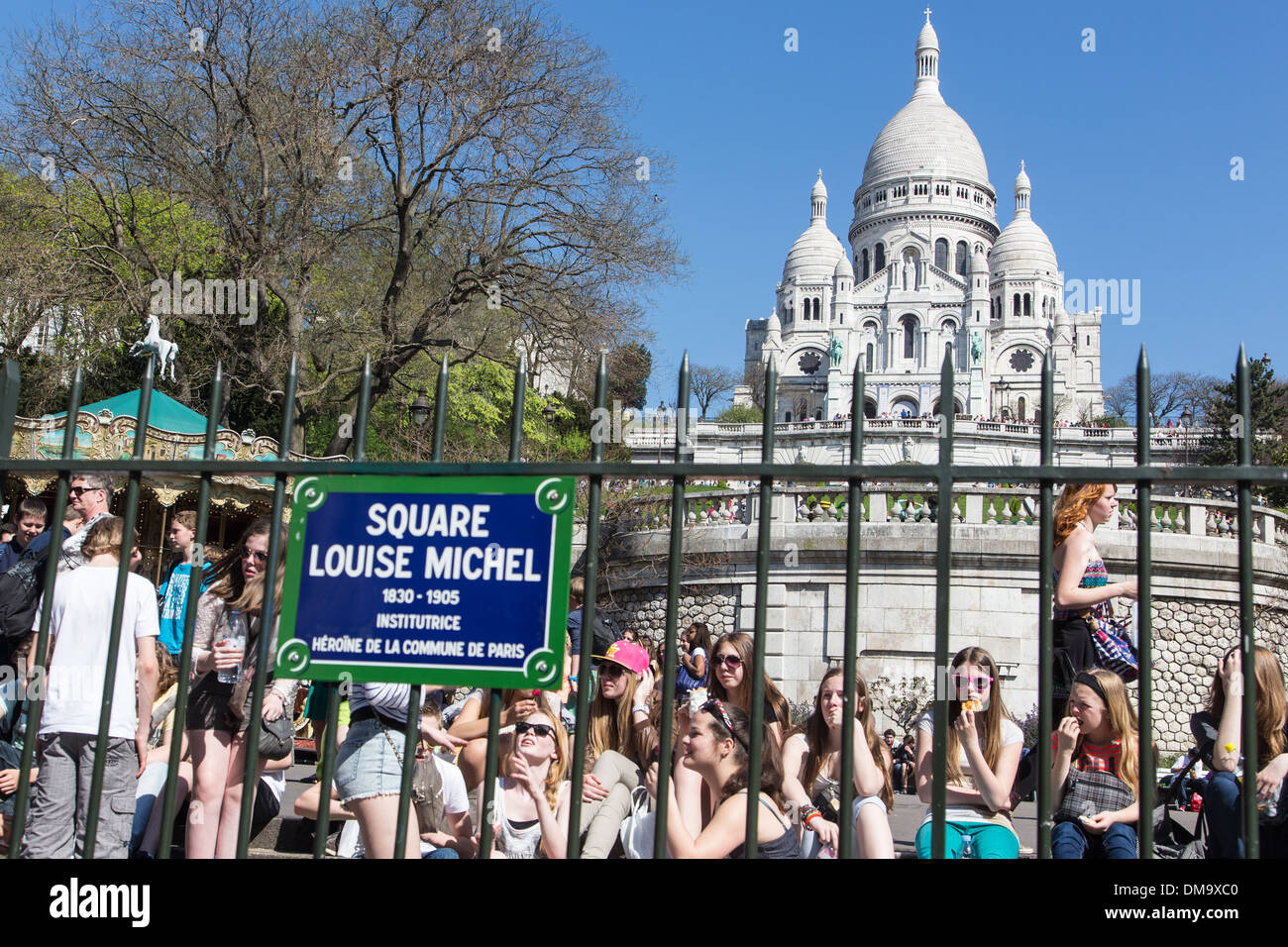JUGENDLICHE AUF DER QUADRATISCHEN LOUISE MICHEL VOR BUTTE MONTMARTRE, SACRE COEUR BASILIKA, 18. ARRONDISSEMENT, PARIS, FRANKREICH Stockfoto