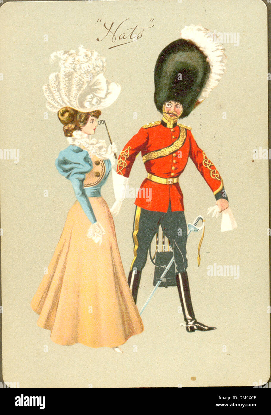 Humorvolle Postkarte von Guards Officer und Lady, die ihre Hüte um 1905 vergleicht Stockfoto