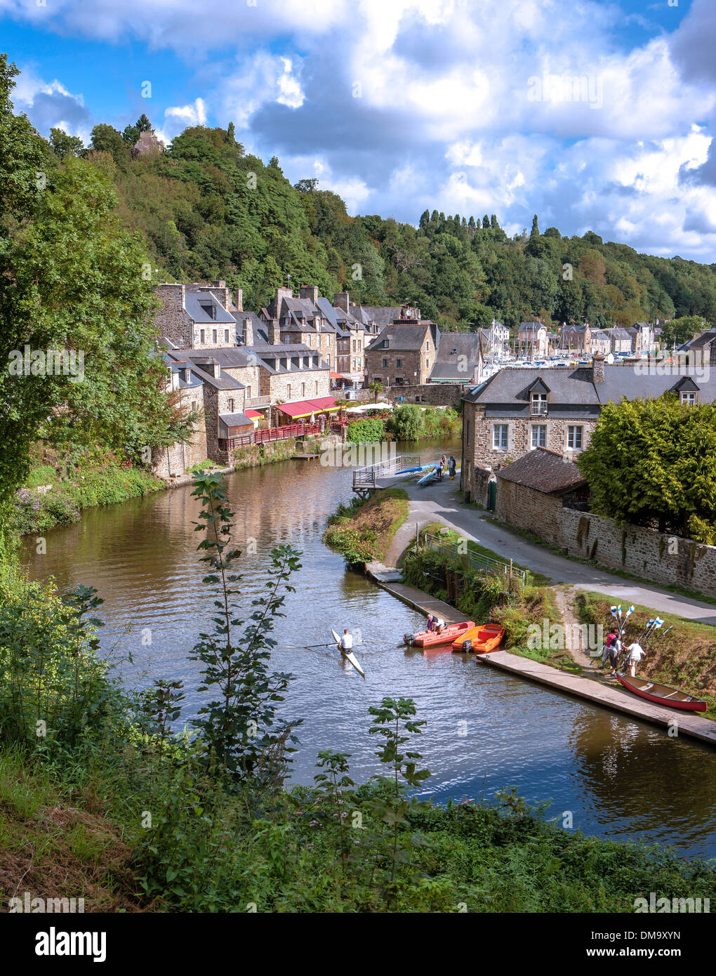 Der Fluss Stadt Dinan in der Bretagne, einer Region an den Atlantik und Ärmelkanal Küsten im Westen Frankreichs am Fluss Rance. Stockfoto