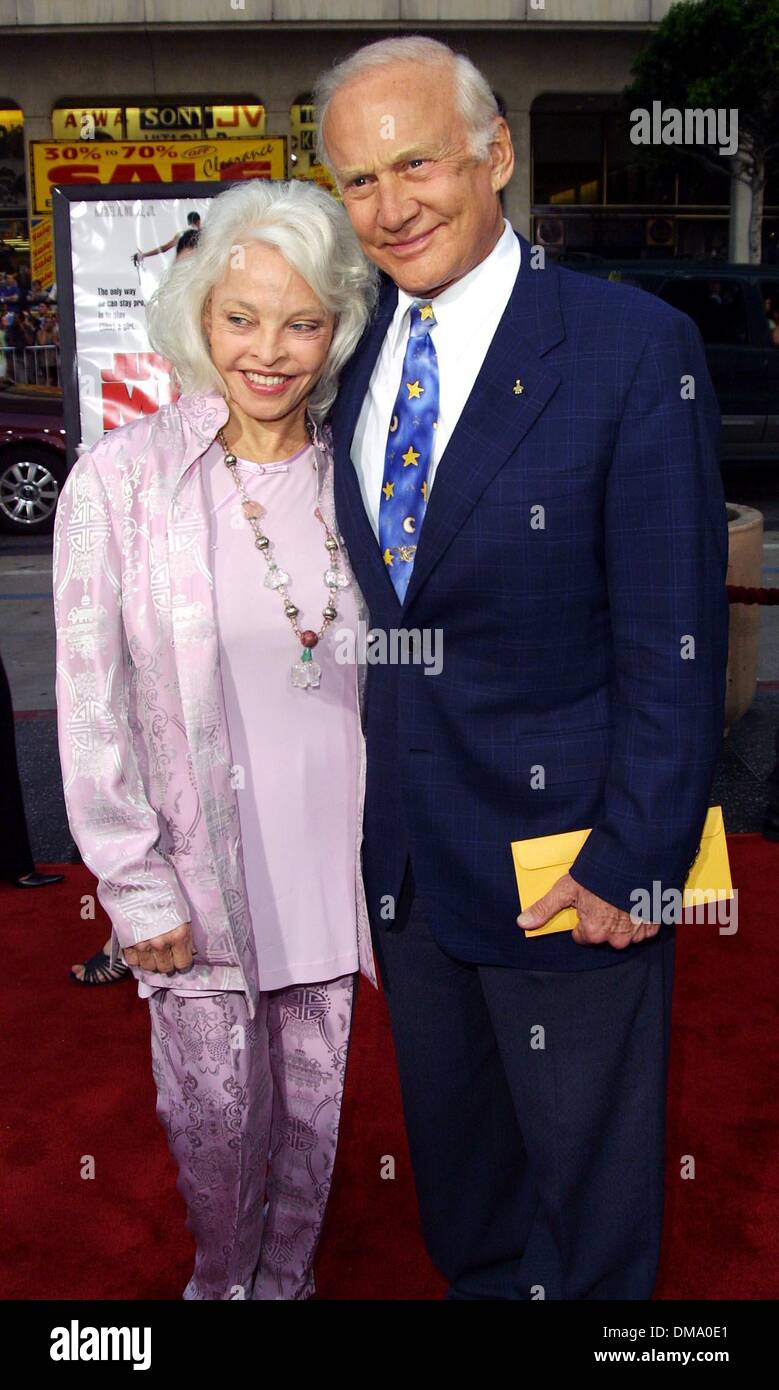 19. Juni 2002 - Hollywood, Kalifornien, USA - BUZZ ALDRIN und Frau LOIS... JUWANNA MANN - WB-WELT-PREMIERE. MANN CHINESE THEATER, HOLLYWOOD, KALIFORNIEN. 18. JUNI 2002. NINA PROMMER / 2002 K25351NP (Kredit-Bild: © Globe Photos/ZUMAPRESS.com) Stockfoto