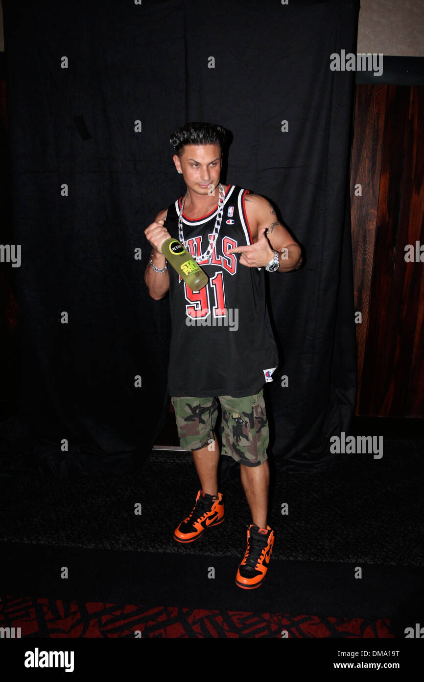 DJ Paul DelVecchio aka "Pauly D' bei Enthüllung seiner Erinnerungsstücke Vitrine im Hard Rock Hotel & Casino Las Vegas Nevada- Stockfoto DJ Paul DelVecchio aka "Pauly D' bei Enthüllung seiner Erinnerungsstücke Vitrine im Hard Rock Hotel & Casino Las Vegas Nevada- Stockfoto