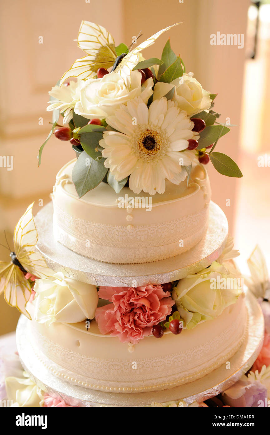 Hochzeitstorte mit frischen Blumen geschmückt Stockfoto