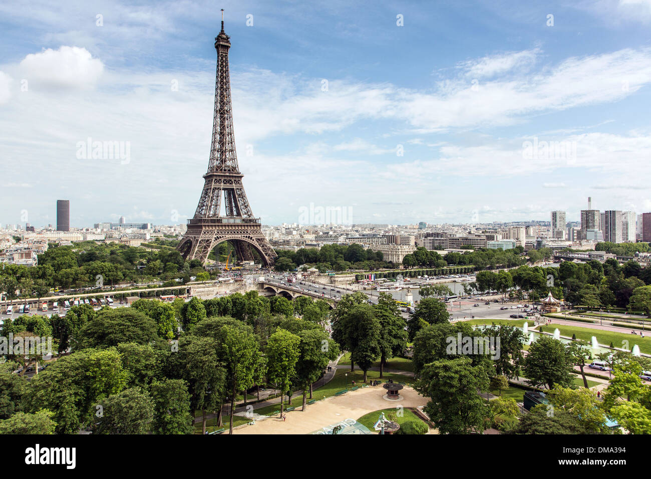 TROCADERO-GÄRTEN, EIFFELTURM UND MONTPARNASSE-TURM GESEHEN VON DER TERRASSE DER STADT DER ARCHITEKTUR UND DES ERBES, PALAIS DE CHAILLOT, 16. ARRONDISSEMENT VON PARIS, PARIS (75), FRANKREICH Stockfoto