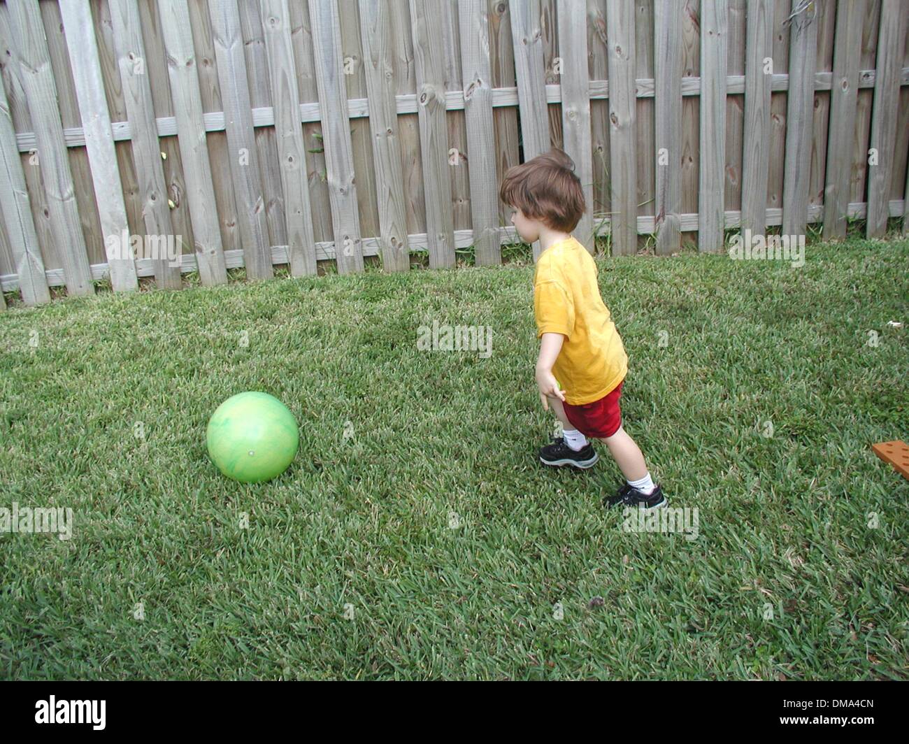 Kleines Kind jagt Ball Stock Vektor