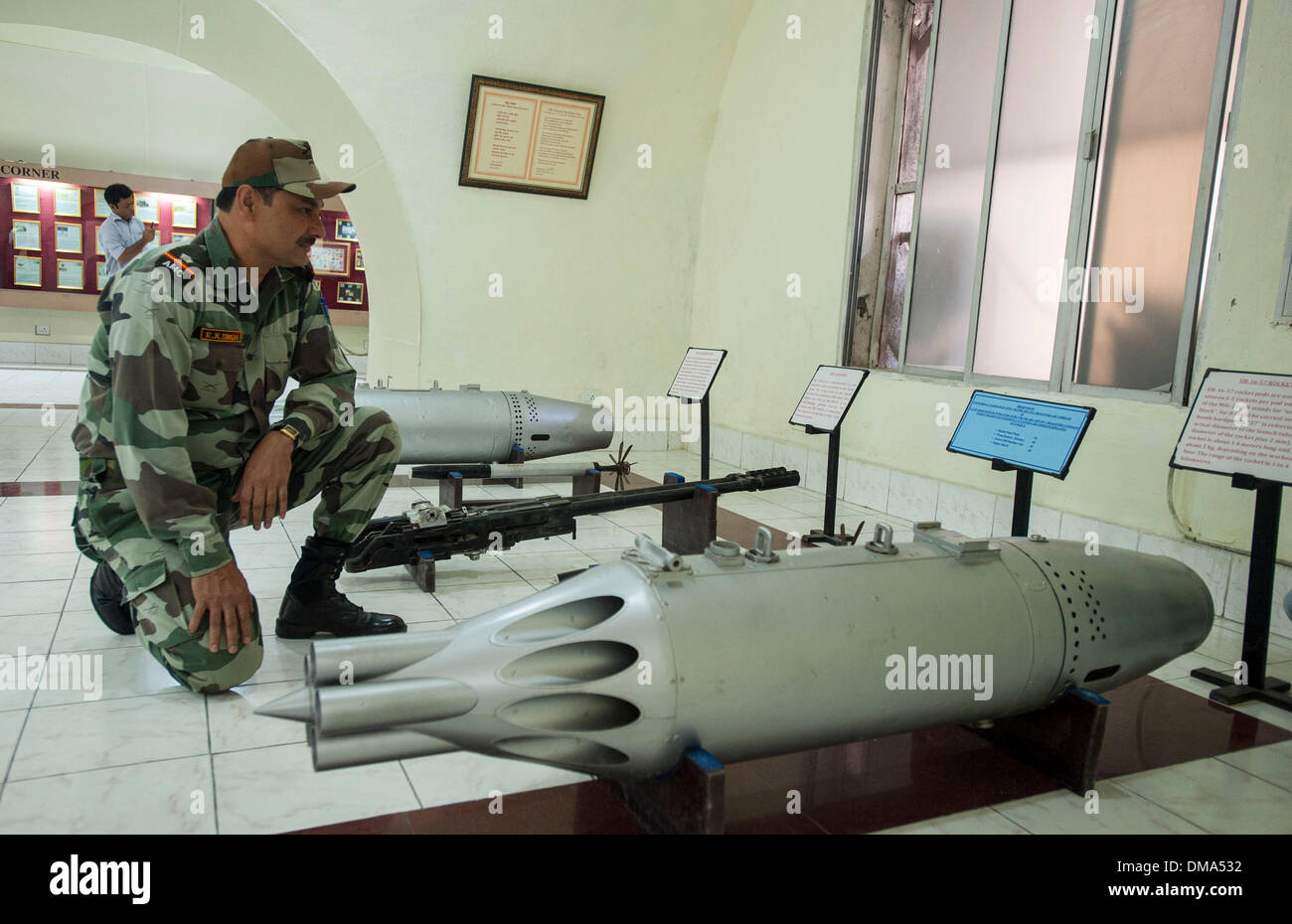 Calcutta. 13. Dezember 2013. Foto aufgenommen am 13. Dezember 2013 zeigt Exponate des östlichen Befehl Museums am Sitz der östlichen Befehl von Indien Armee in Fort William in Kalkutta, Hauptstadt des östlichen indischen Bundesstaat Westbengalen. Das Museum ist voll von Sammlungen Erinnerungsstücke, Dokumente und andere Exponate des Krieges 1971. © Tumpa Mondal/Xinhua/Alamy Live-Nachrichten Stockfoto