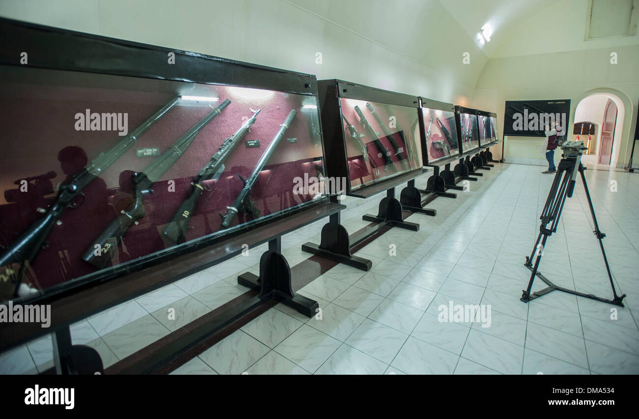 Calcutta. 13. Dezember 2013. Foto aufgenommen am 13. Dezember 2013 zeigt Exponate des östlichen Befehl Museums am Sitz der östlichen Befehl von Indien Armee in Fort William in Kalkutta, Hauptstadt des östlichen indischen Bundesstaat Westbengalen. Das Museum ist voll von Sammlungen Erinnerungsstücke, Dokumente und andere Exponate des Krieges 1971. © Tumpa Mondal/Xinhua/Alamy Live-Nachrichten Stockfoto