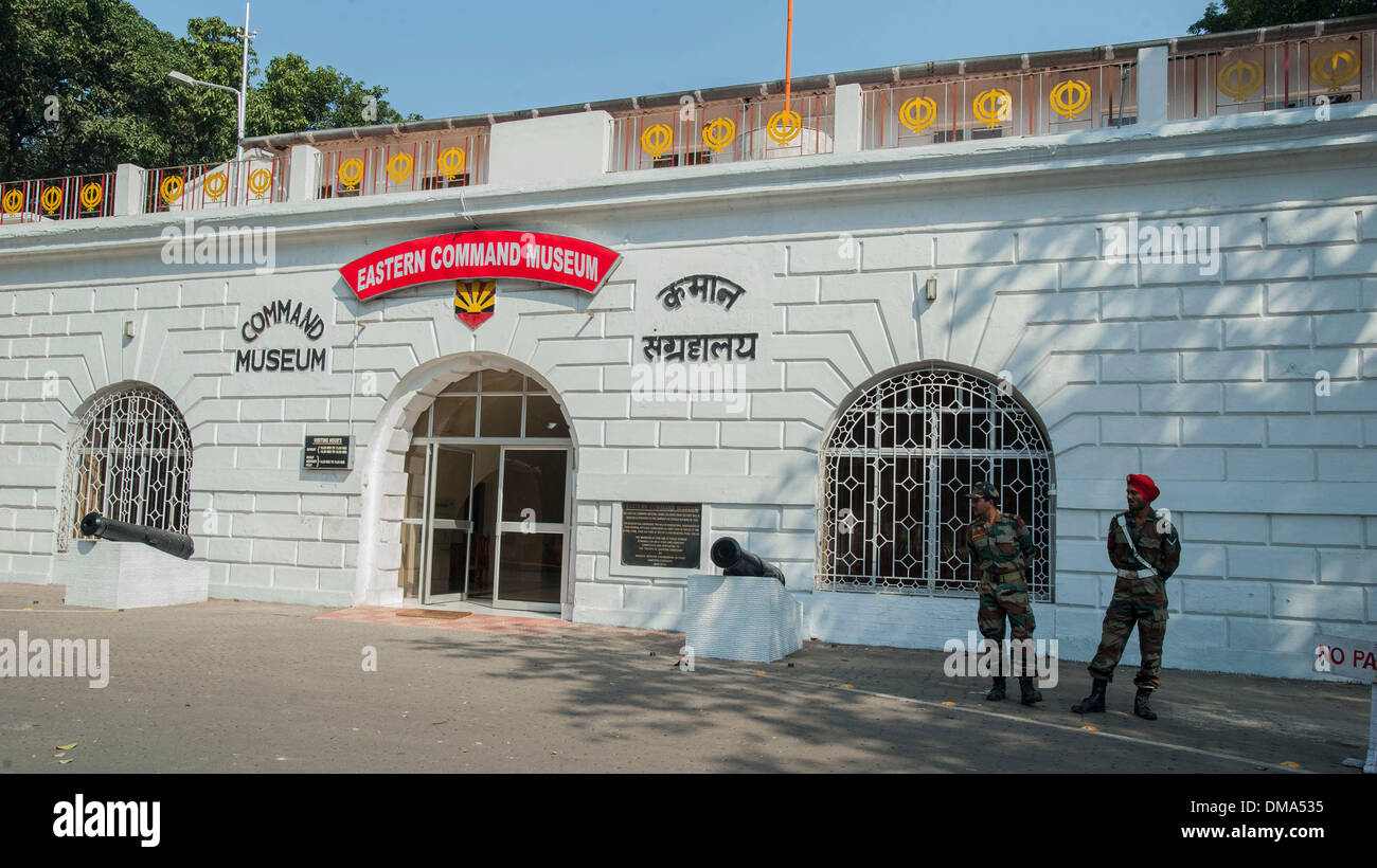 Calcutta. 13. Dezember 2013. Foto aufgenommen am 13. Dezember 2013 zeigt eine Ansicht des östlichen Befehl Museums am Sitz der östlichen Befehl von Indien Armee in Fort William in Kalkutta, Hauptstadt des östlichen indischen Bundesstaat Westbengalen. Das Museum ist voll von Sammlungen Erinnerungsstücke, Dokumente und andere Exponate des Krieges 1971. © Tumpa Mondal/Xinhua/Alamy Live-Nachrichten Stockfoto