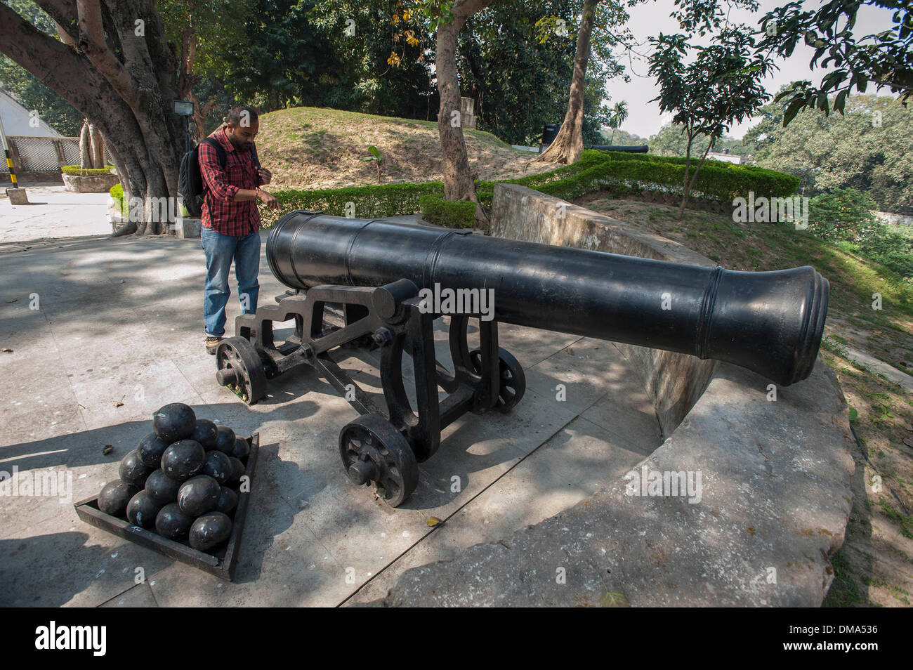 Calcutta. 13. Dezember 2013. Foto aufgenommen am 13. Dezember 2013 zeigt eine Kanone vor dem östlichen Befehl Museum am Sitz der östlichen Befehl von Indien Armee in Fort William in Kalkutta, Hauptstadt des östlichen indischen Bundesstaat Westbengalen. Das Museum ist voll von Sammlungen Erinnerungsstücke, Dokumente und andere Exponate des Krieges 1971. © Tumpa Mondal/Xinhua/Alamy Live-Nachrichten Stockfoto