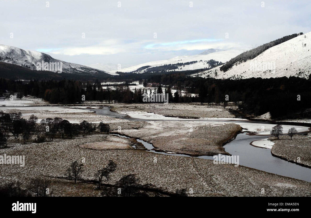 Die Cairngorms schneebedeckt in der Nähe von Braemar in Aberdeenshire Stockfoto