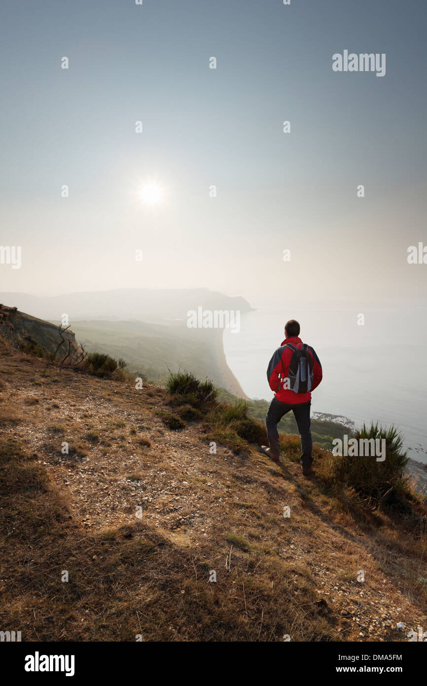 Wanderer auf dem Gipfel des Golden Cap. Juraküste Welterbe-Aufstellungsort. Dorset. VEREINIGTES KÖNIGREICH. Teil des South West Coast Path. Stockfoto