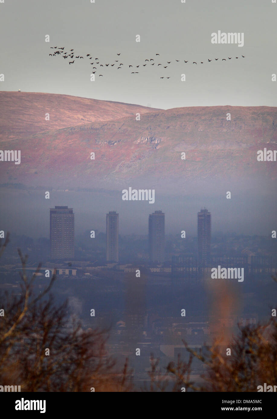 Ein Blick über Glasgow eingehüllt in frostiger Nebel aus der Caithkin Braes oberhalb der Stadt. 25. November 2013. Herbstliche Nebel Wetter. Stockfoto