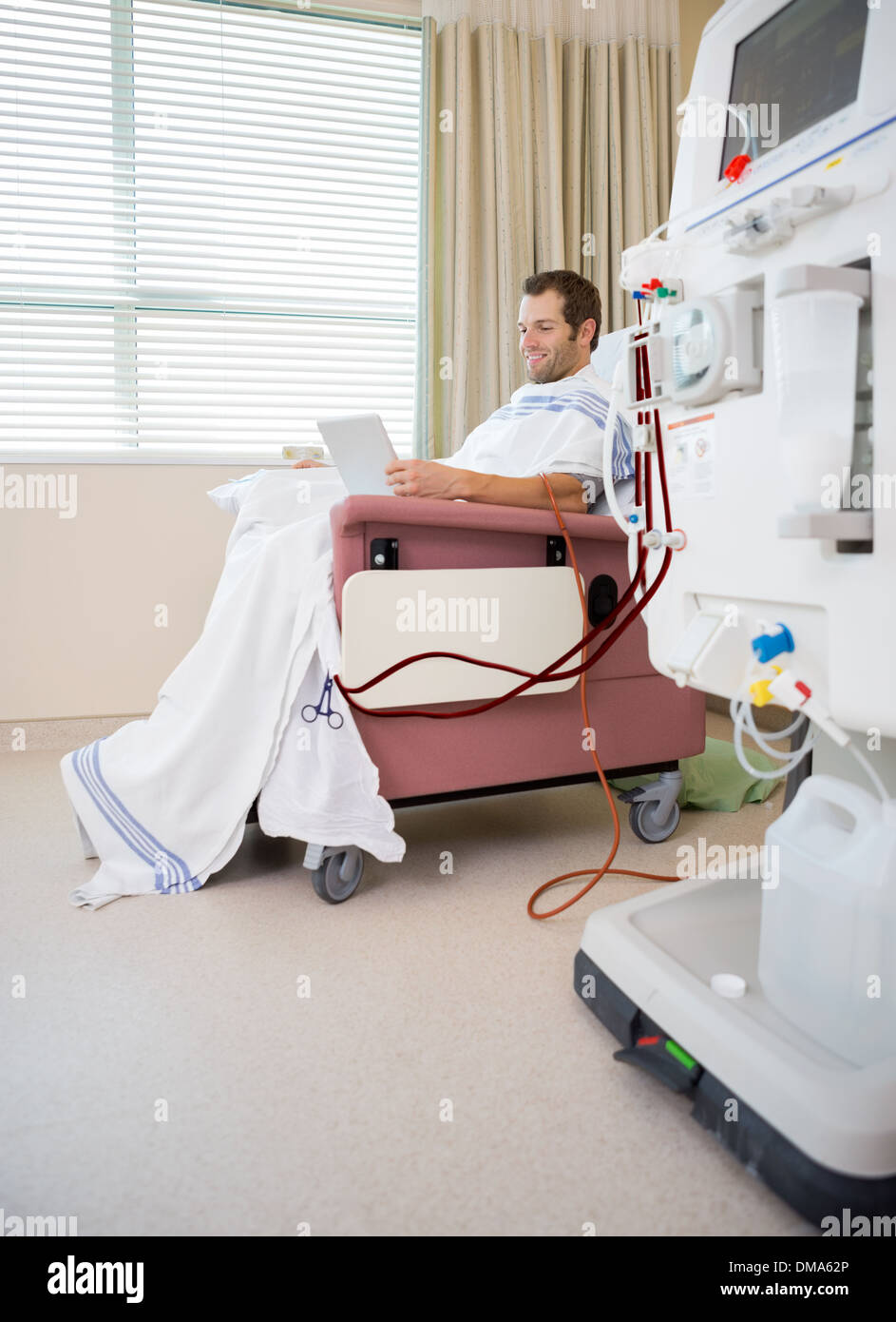 Patienten mit Digital-Tablette während Dialyse im Krankenhaus Stockfoto
