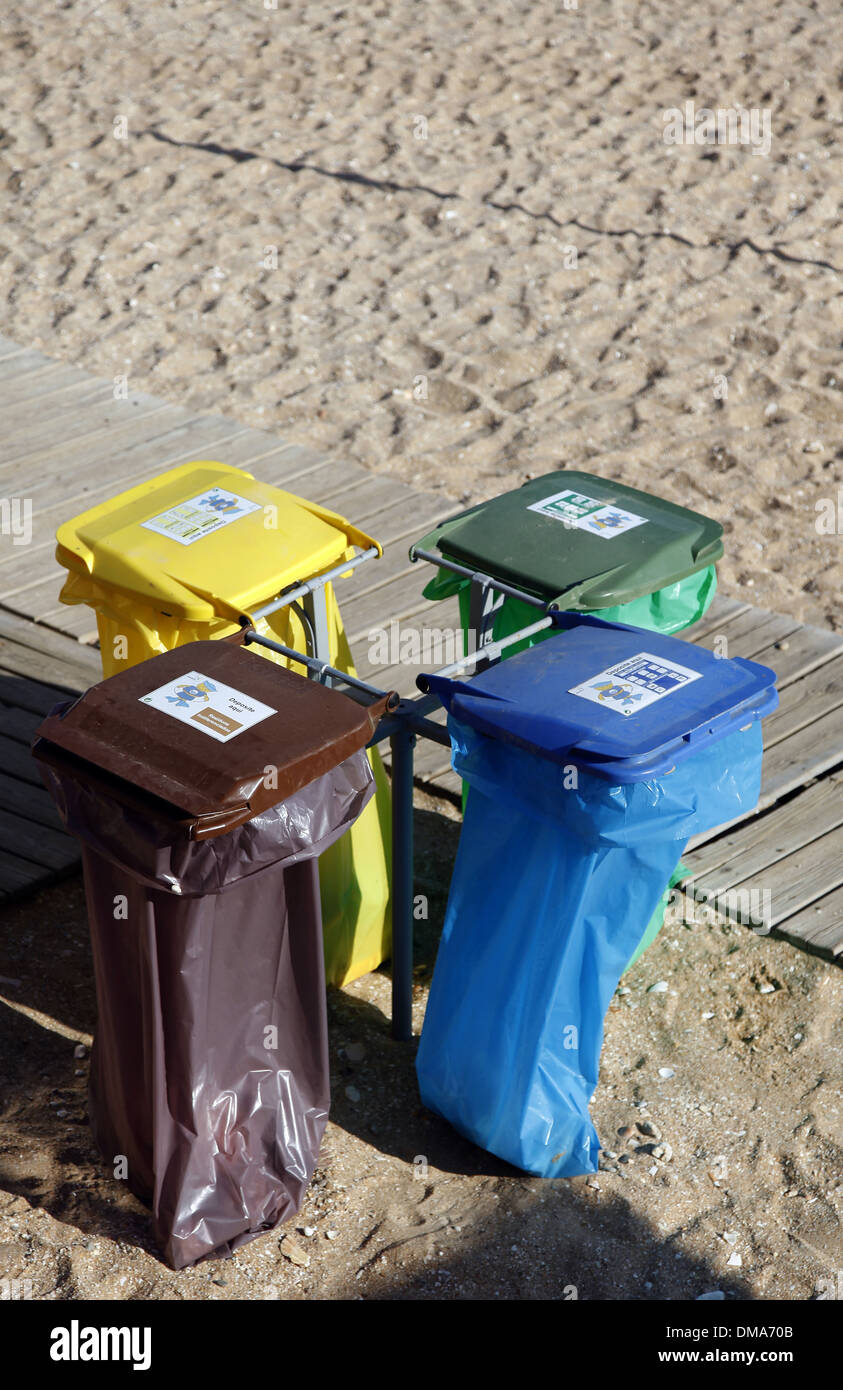 Auffangbehälter für das getrennte Sammeln von Müll am Strand. 2012 Stockfoto
