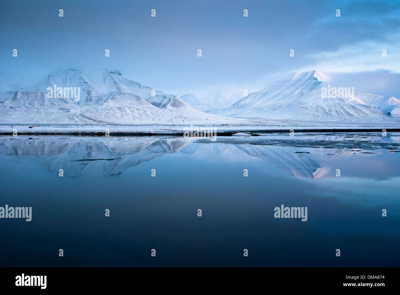 Massiv des Adventdalen und Isfjorden in der Abenddämmerung, Spitzbergen