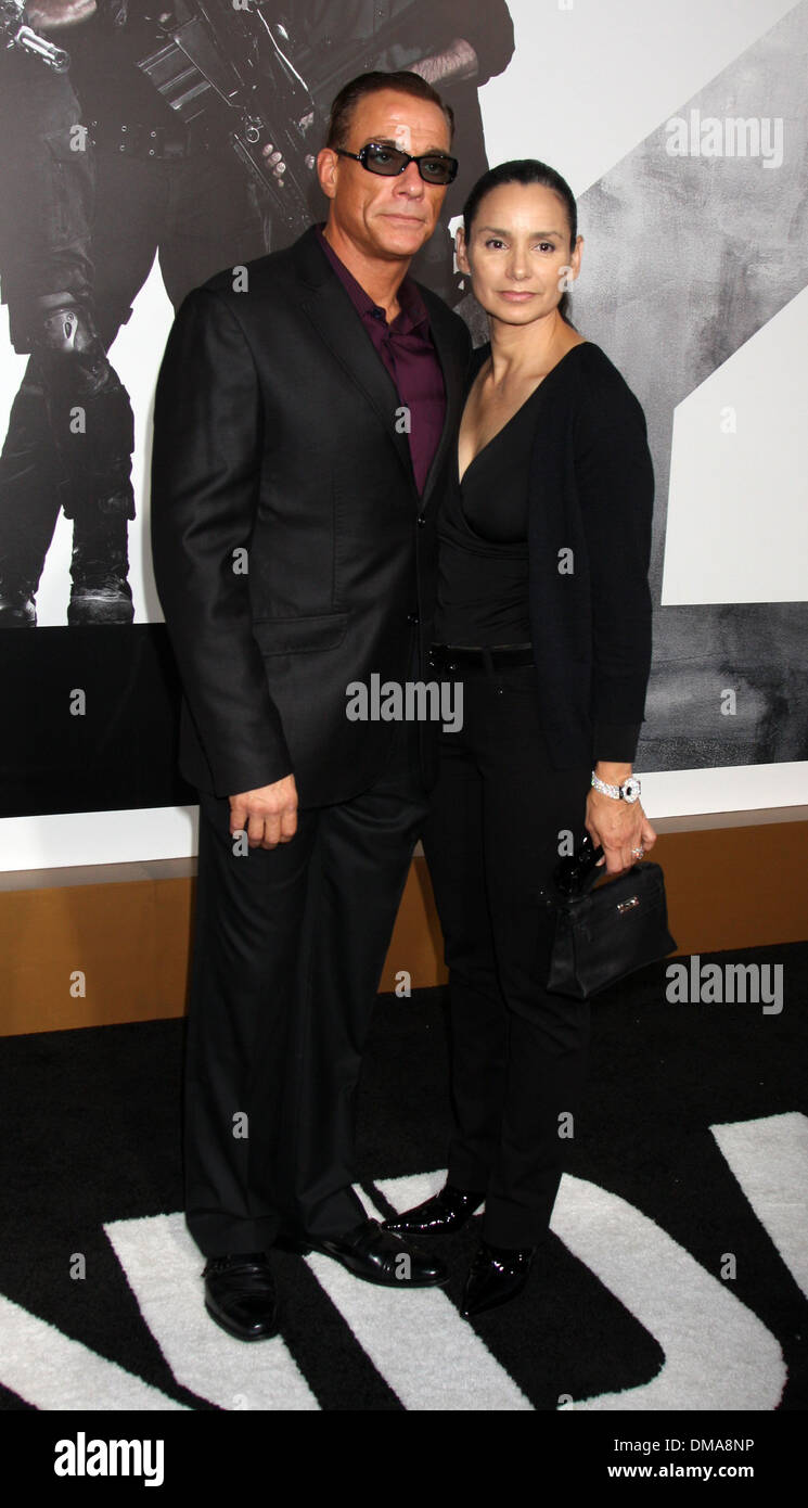 Jean-Claude Van Damme und Gast bei Los Angeles Premiere von Expendables 2 an Graumans Chinese Theatre Hollywood California- Stockfoto
