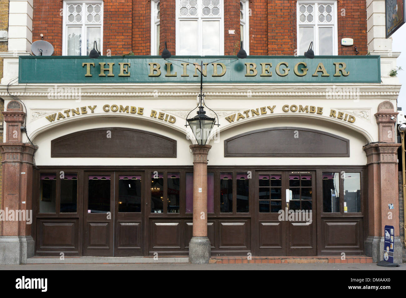 Der blinde Bettler Pub in Whitechapel Road in London. Stockfoto