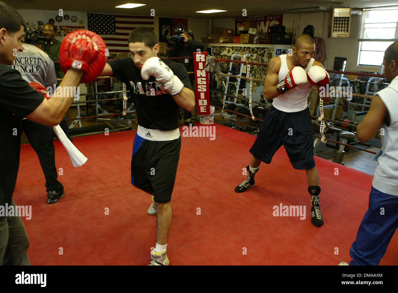 17. November 2009 trainieren - Upper Darby, Pennsylvania, Vereinigte Staaten von Amerika - Philadelphia Boxer DANNY GARCIA (links) und JULIAN WILLIAMS.  Garcia und Williams werden separate Gegner in der Undercard des Kampfes zwischen Bernard "The Executioner" Hopkins und Enrique Ornelas in Philadelphia 2. Dezember 2009 stellen. (Kredit-Bild: © Jay Gorodetzer/ZUMA Press) Stockfoto