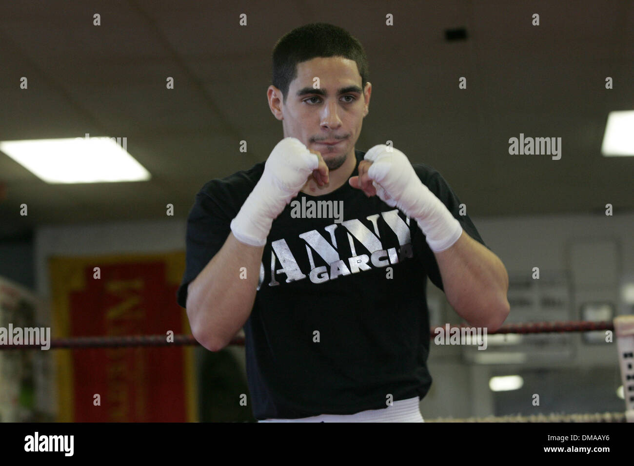 17. November 2009 - bereitet Upper Darby, Pennsylvania, Vereinigte Staaten - DANNY GARCIA, Philadelphias ungeschlagenen Junior-Weltergewicht, zu trainieren.  Er wird in der Undercard des Kampfes zwischen Bernard "The Executioner" Hopkins und Enrique Ornelas in Philadelphia 2. Dezember 2009 kämpfen. (Kredit-Bild: © Jay Gorodetzer/ZUMA Press) Stockfoto