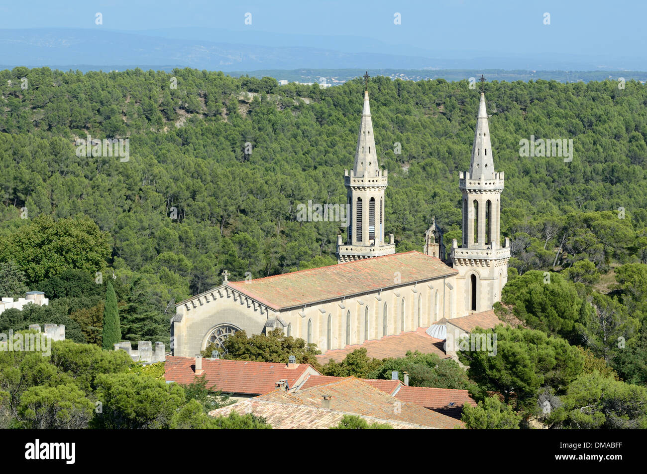 Blick auf Kirche und gotischen Türme der Frigolet Abtei oder Abbaye de St. Michel de Frigolet in der Nähe von Tarascon in Wald Einstellung Montagnette Provence Frankreich Stockfoto