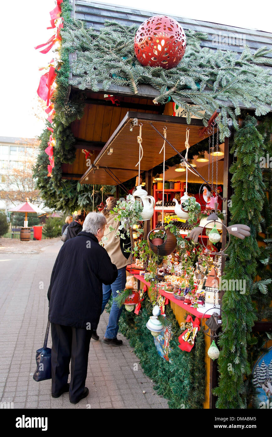 Menschen besuchen den Weihnachtsmarkt in Karlsruhe Stockfoto